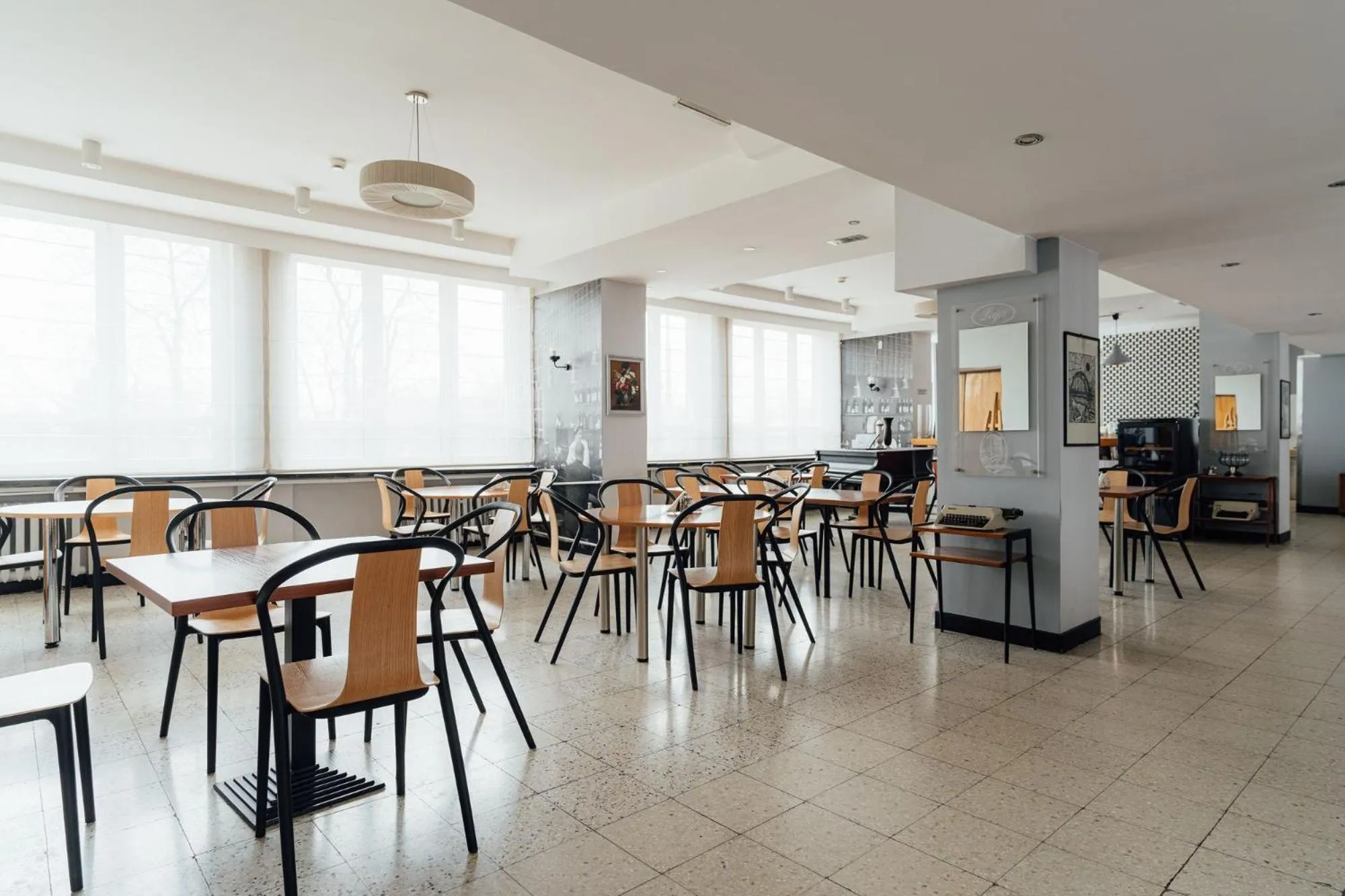 Restaurant/places to eat in Hotel Logos