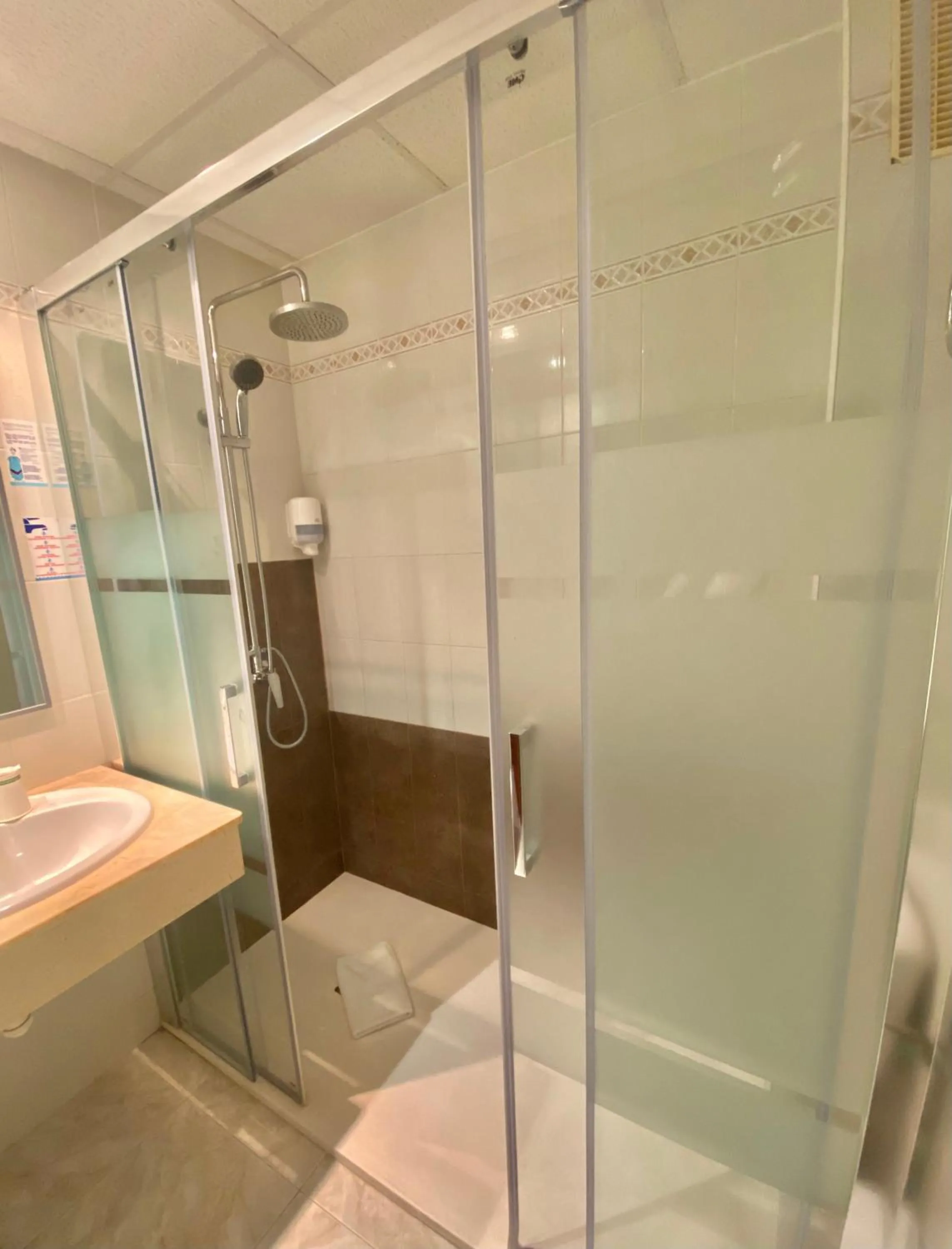 Shower in Hotel Amoros