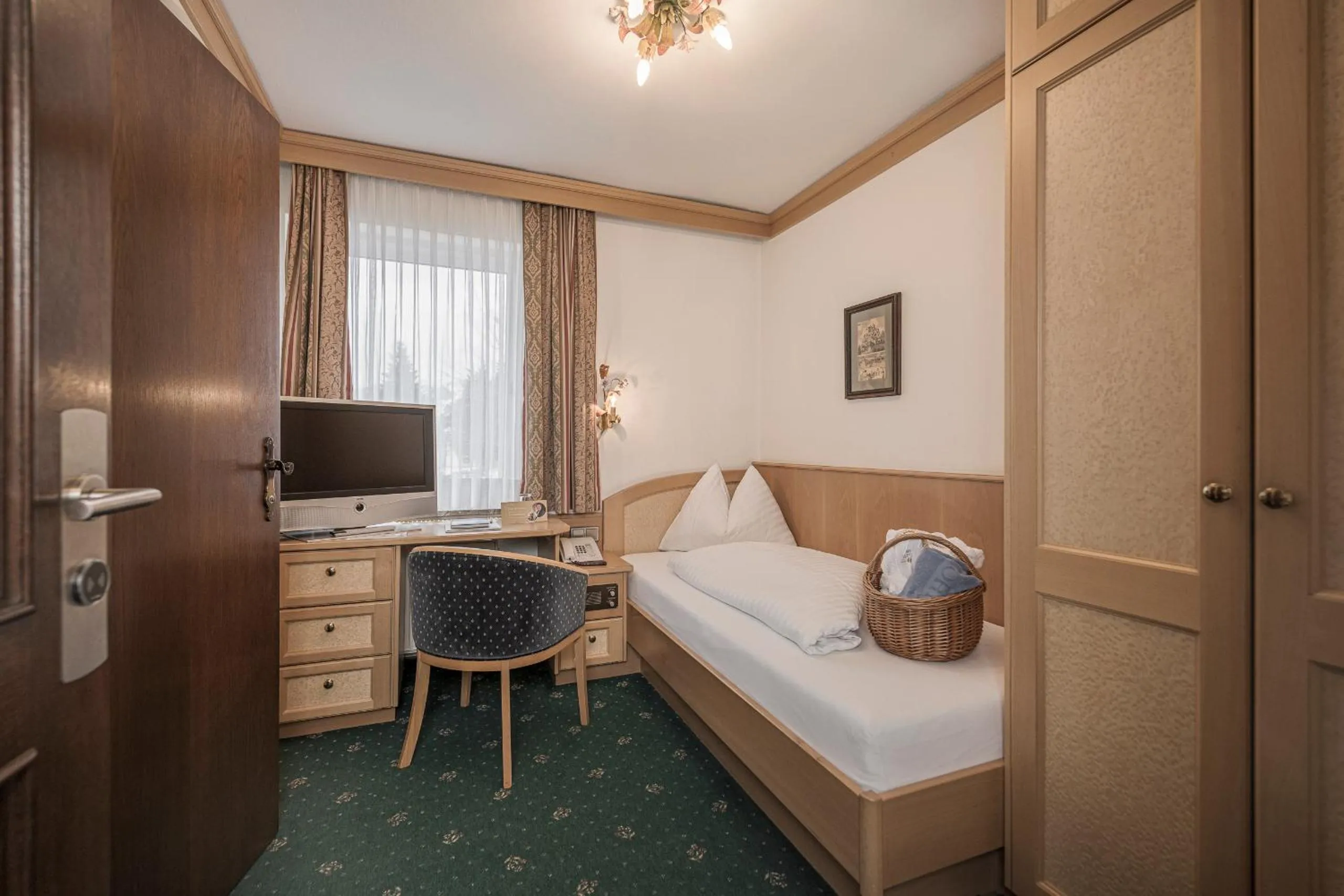 TV and multimedia, Bed in Hotel Alpina - Thermenhotels Gastein