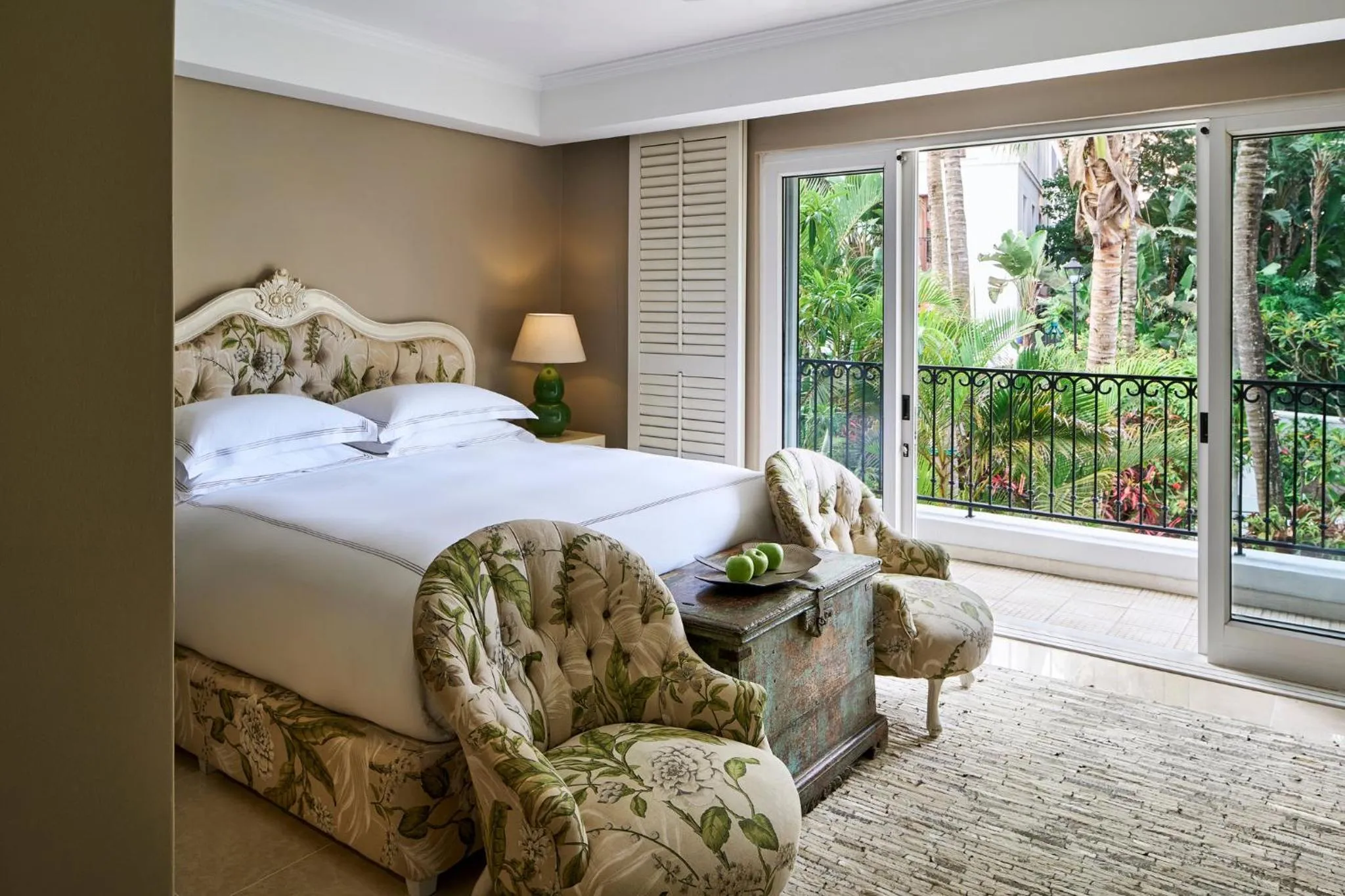 Photo of the whole room, Bed in The Oyster Box