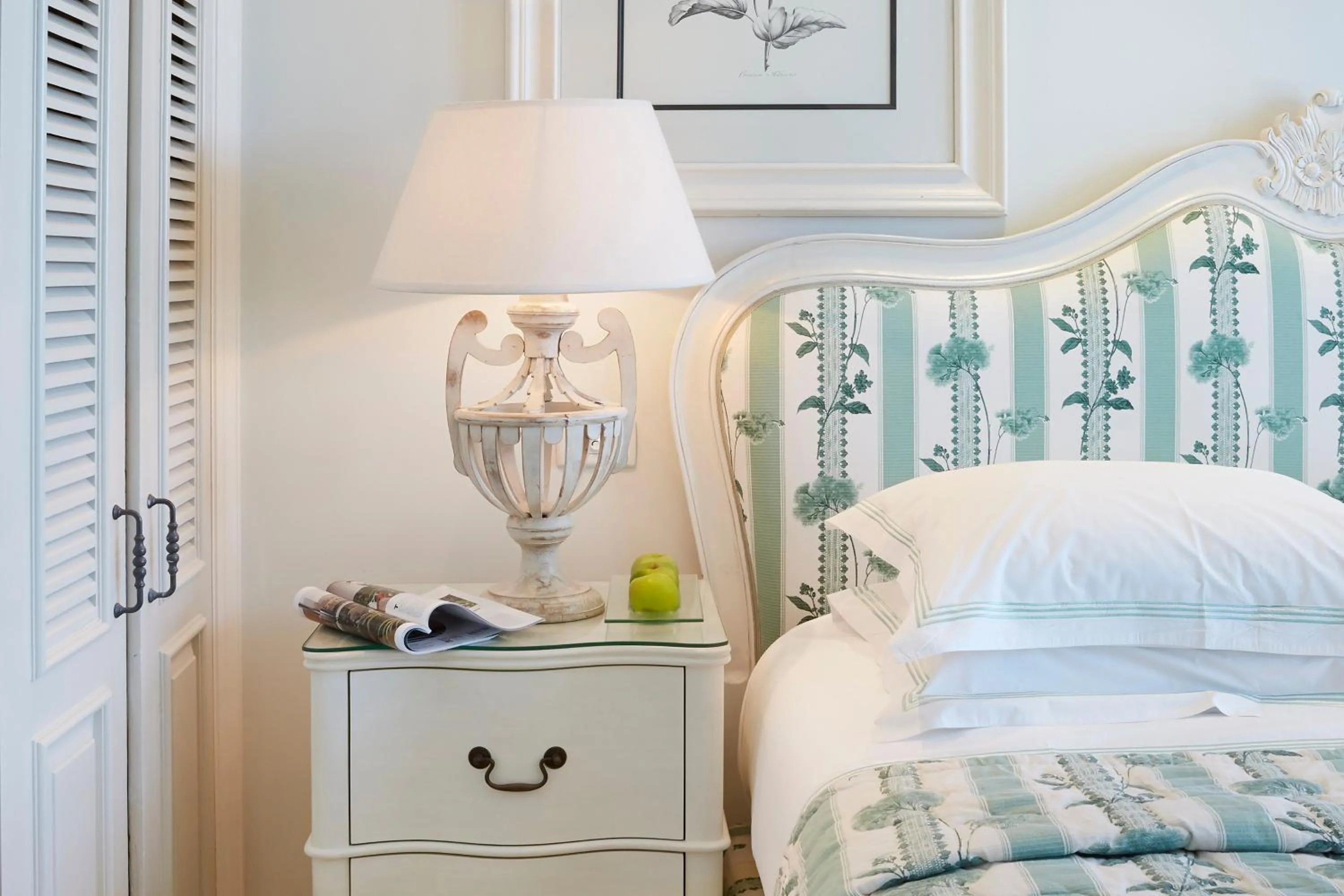 Photo of the whole room, Bed in The Oyster Box