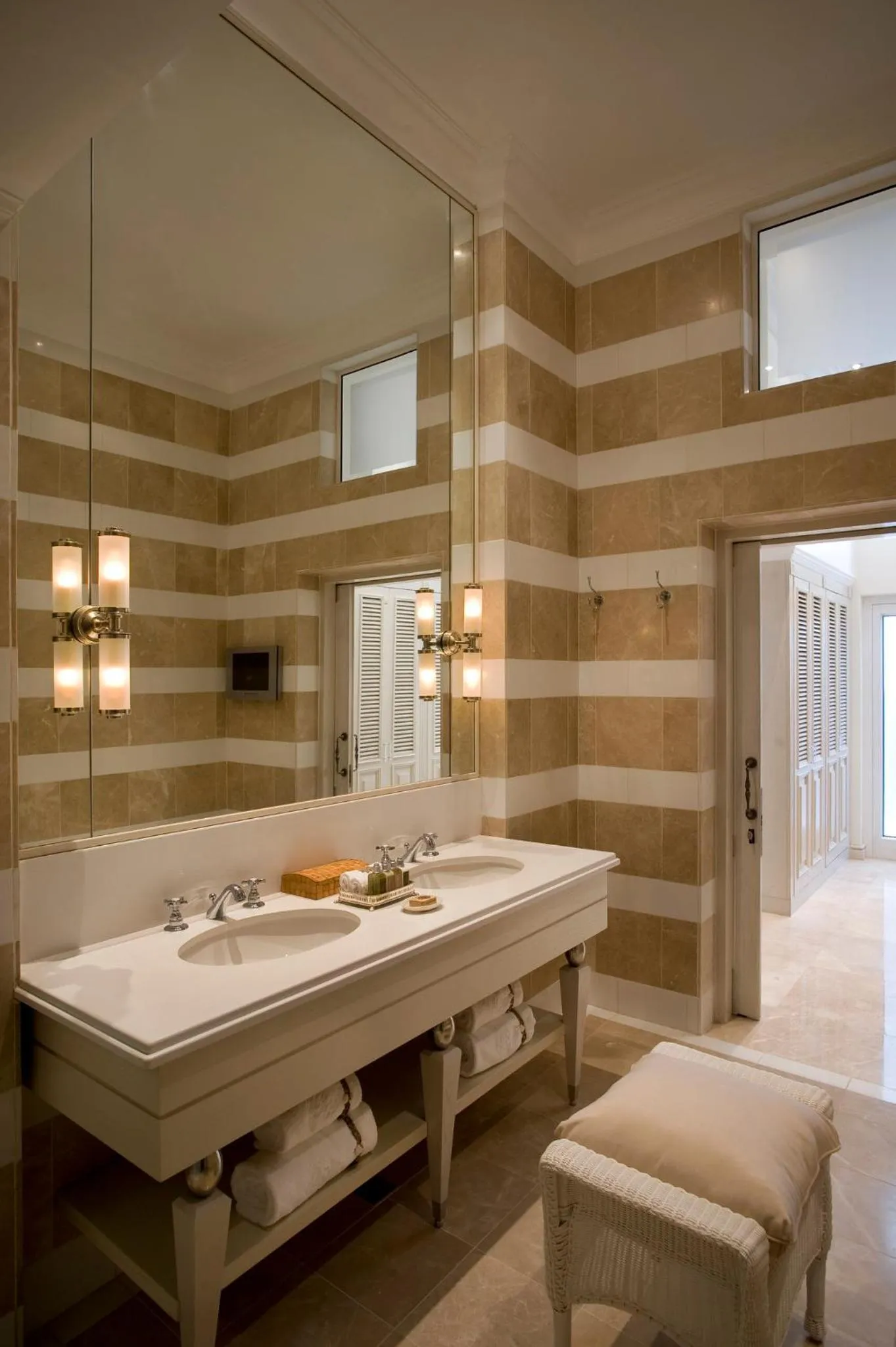 Photo of the whole room in The Oyster Box