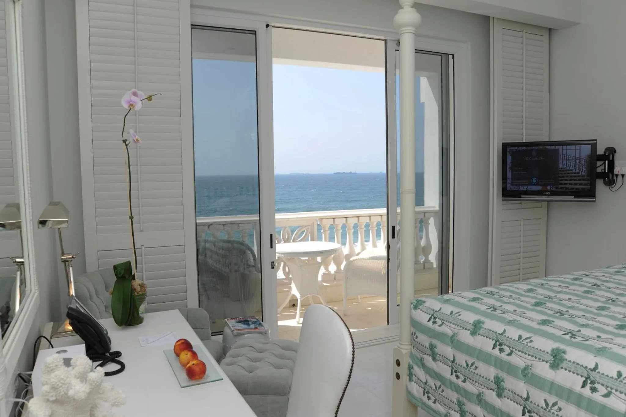 Photo of the whole room, Bed in The Oyster Box