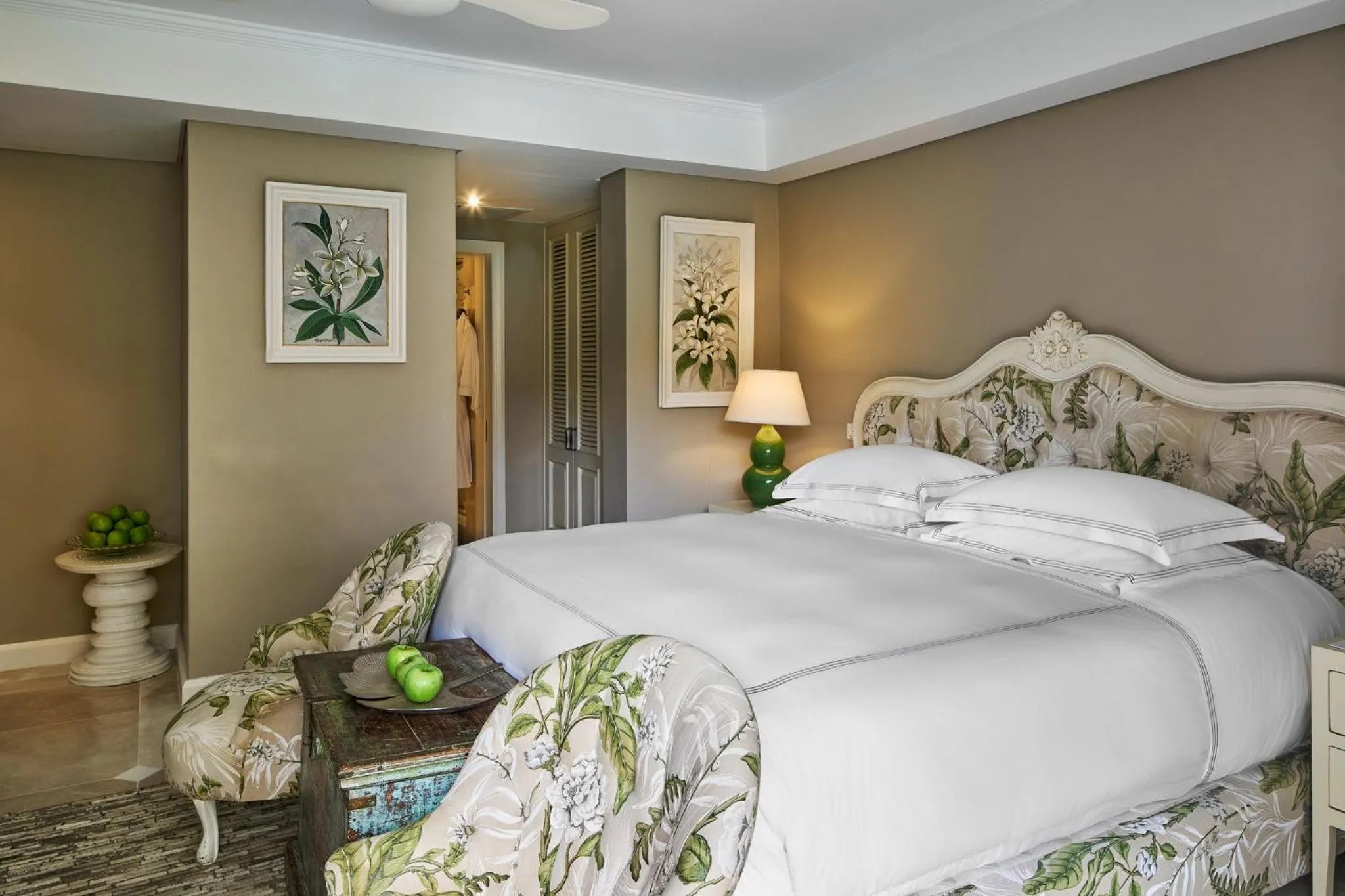 Photo of the whole room, Bed in The Oyster Box