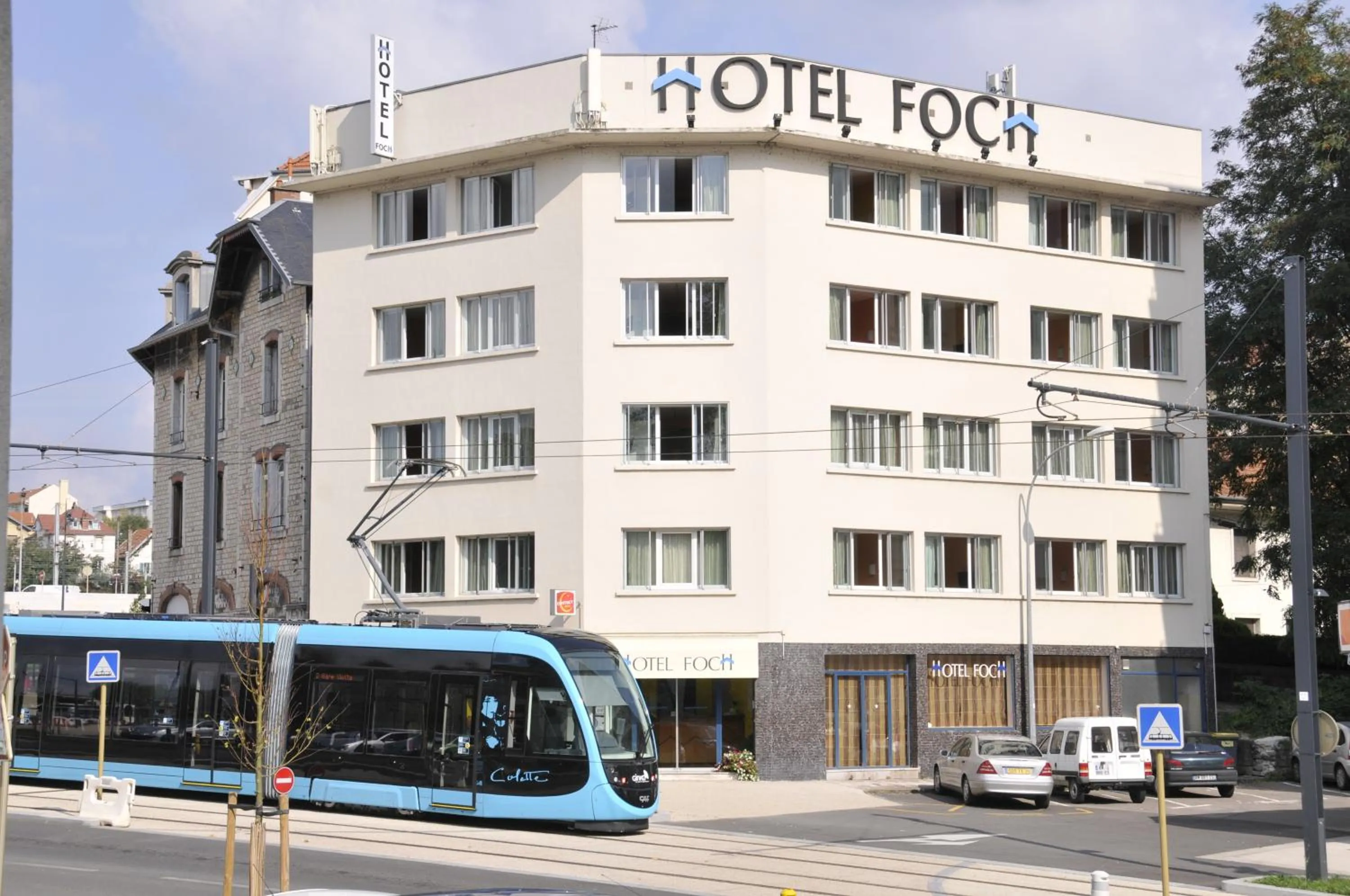 Property building in Contact Hôtel Foch