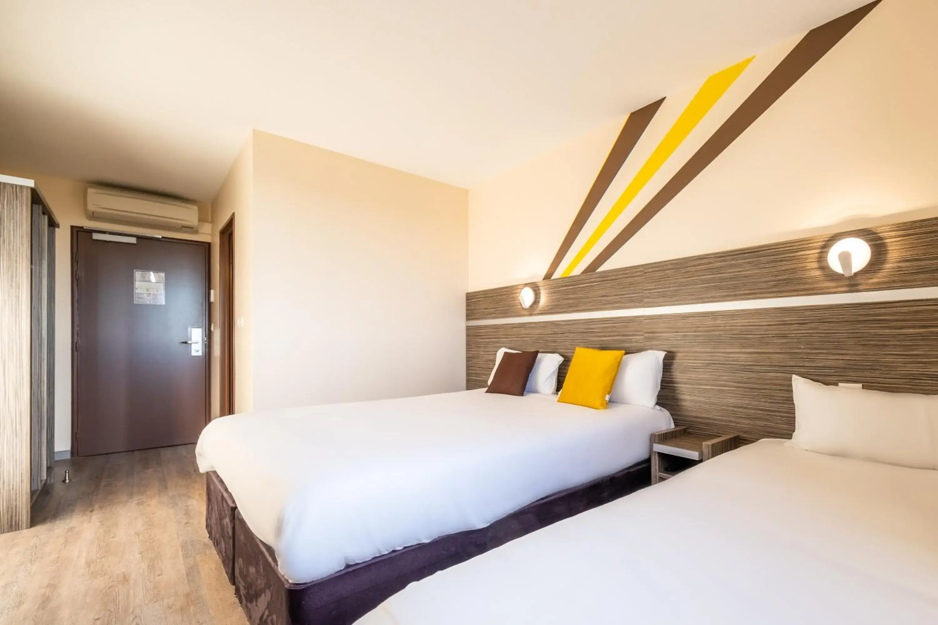 Standard Double Room with One Double and One Single Bed in Kyriad Dijon Sud - Longvic Standard Double Room with One Double and One Single Bed in Kyriad Dijon Sud - Longvic