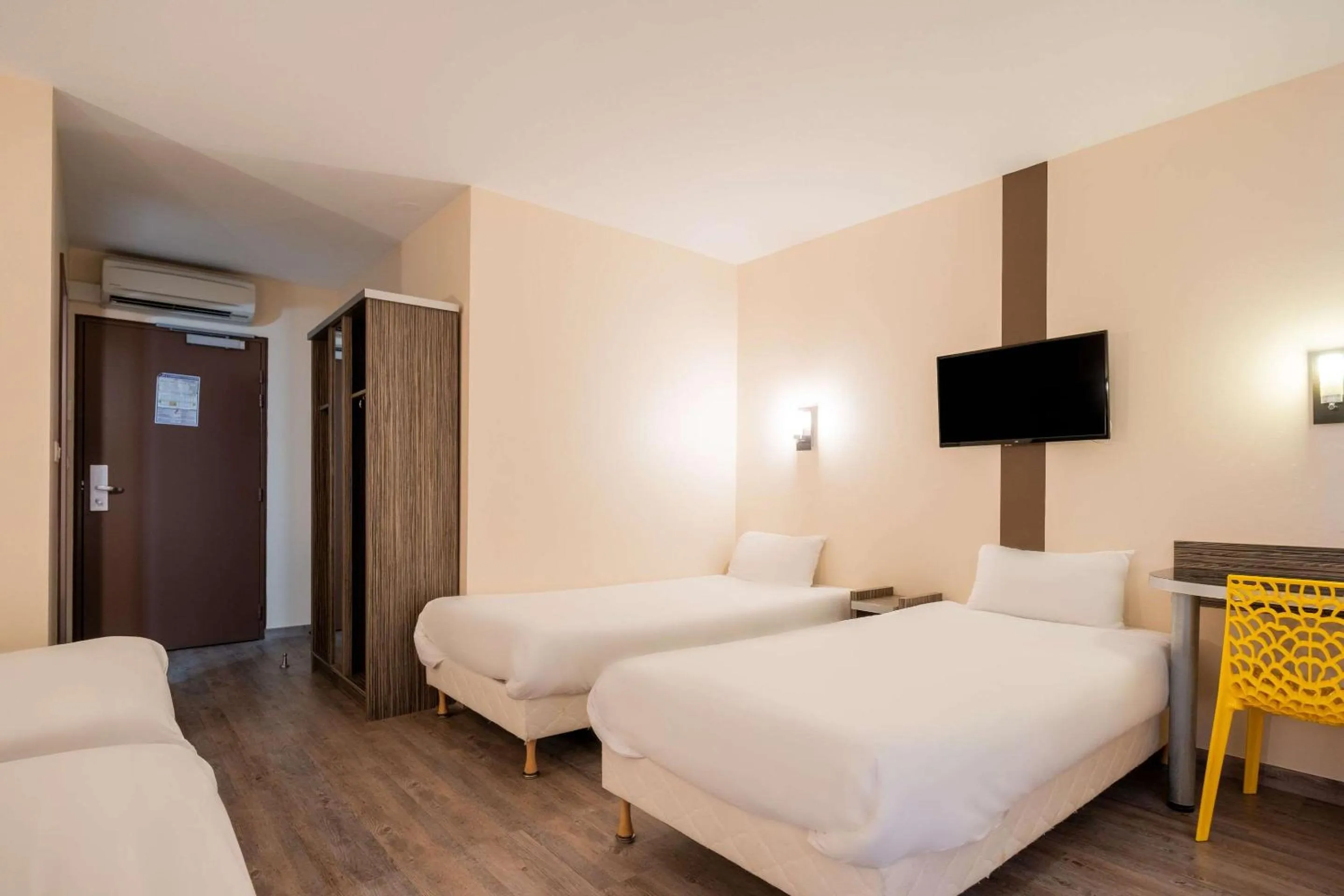 Photo of the whole room, Bed in Kyriad Dijon Sud - Longvic