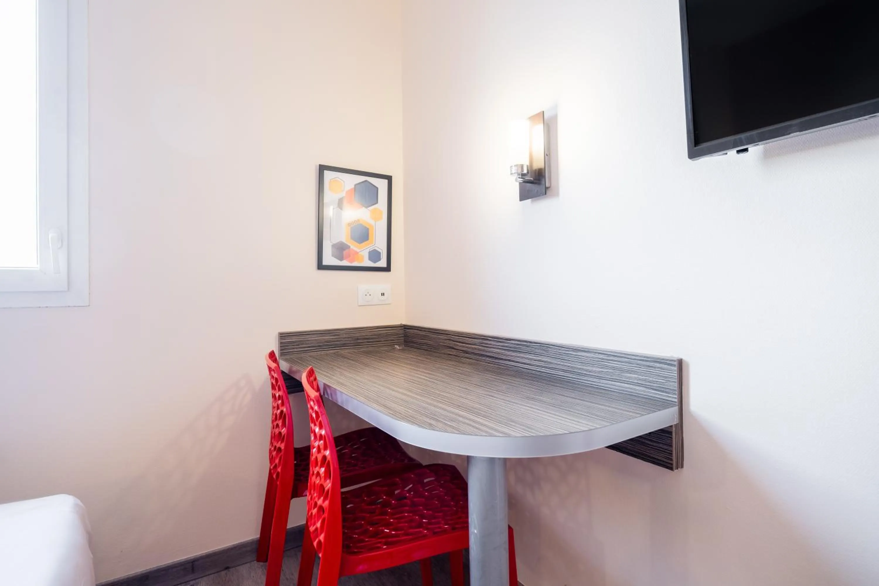 hair dresser in Kyriad Dijon Sud - Longvic