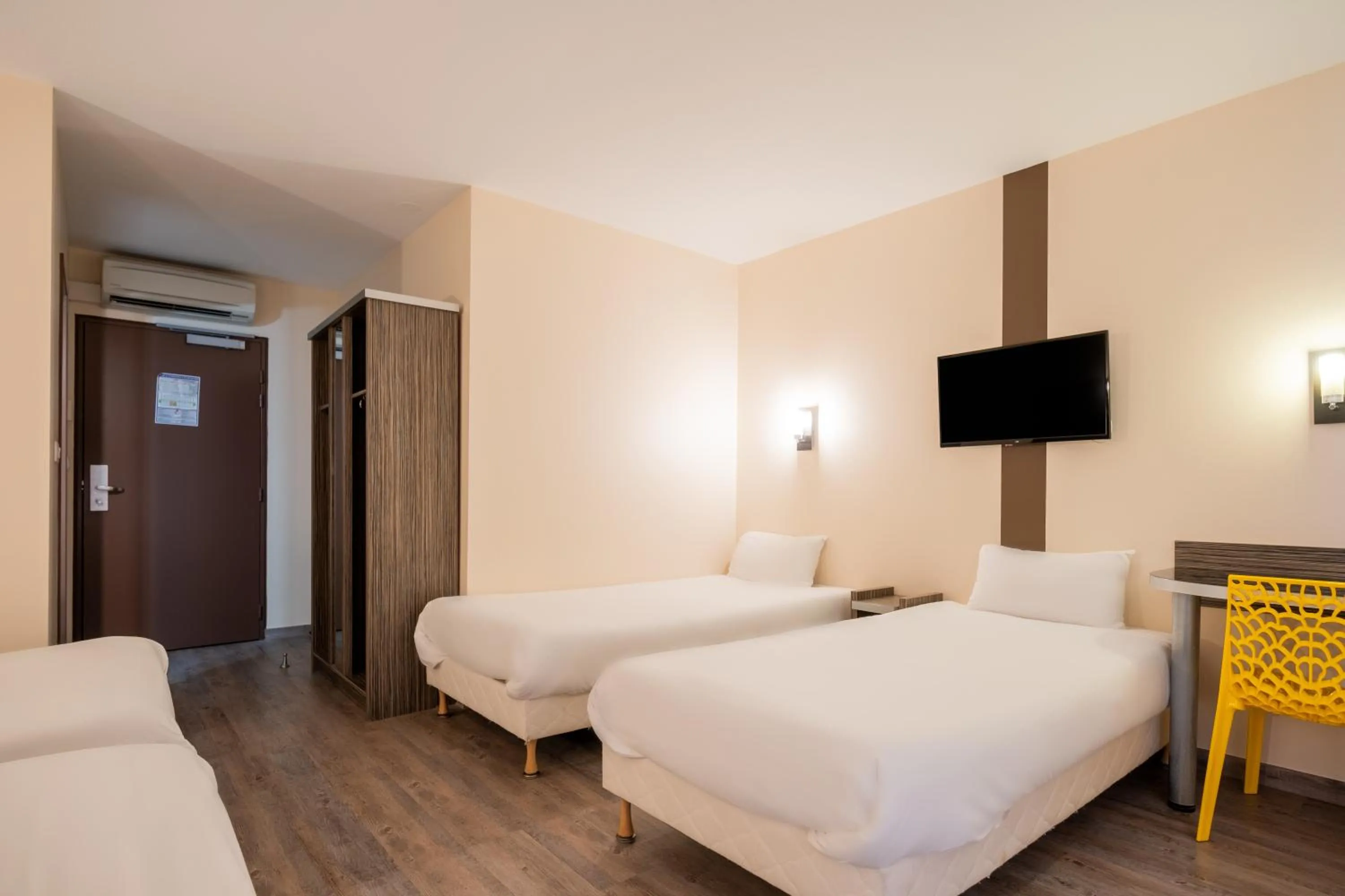 Bed in Kyriad Dijon Sud - Longvic