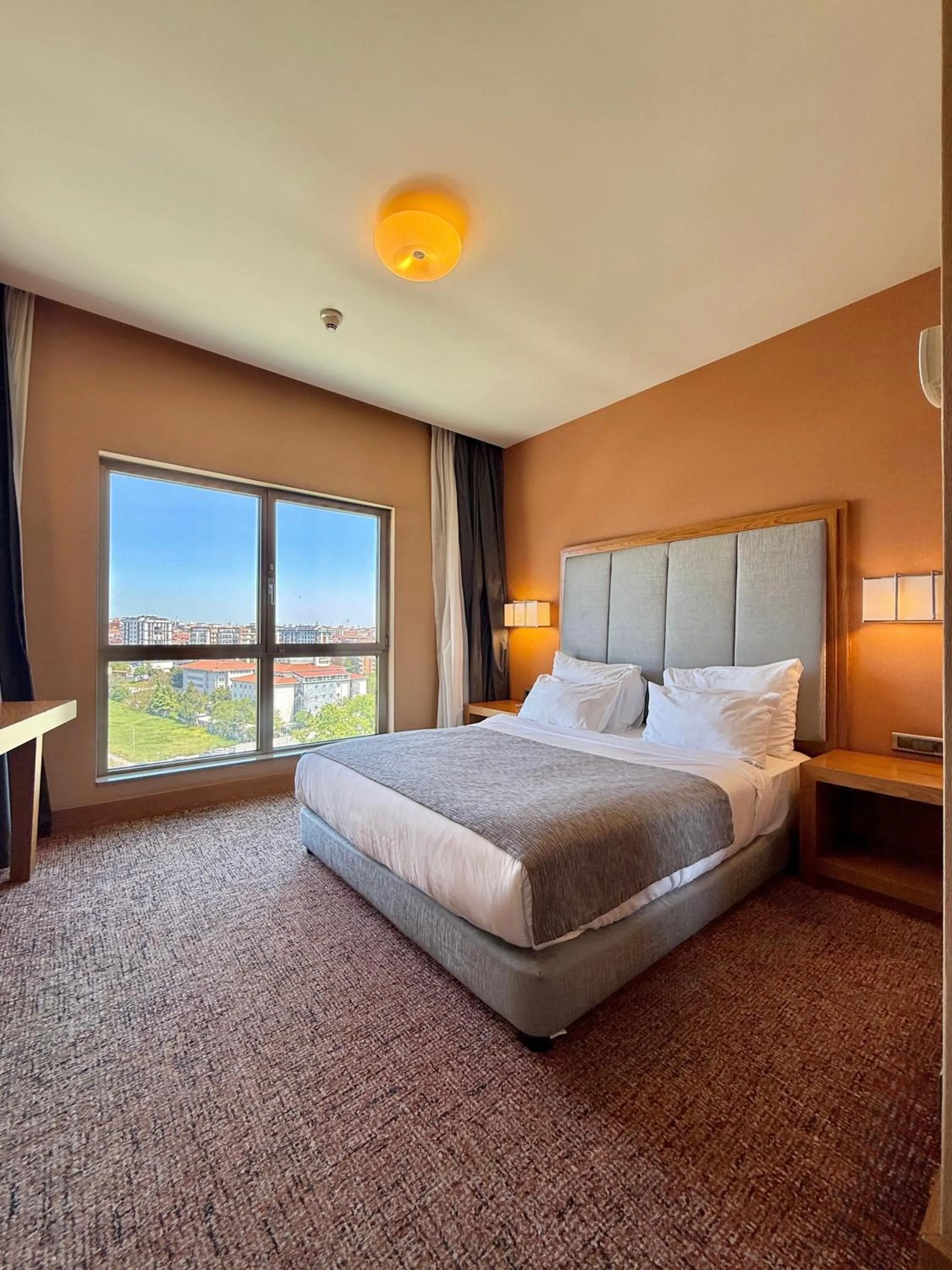 room service, Bed in The Green Park Pendik