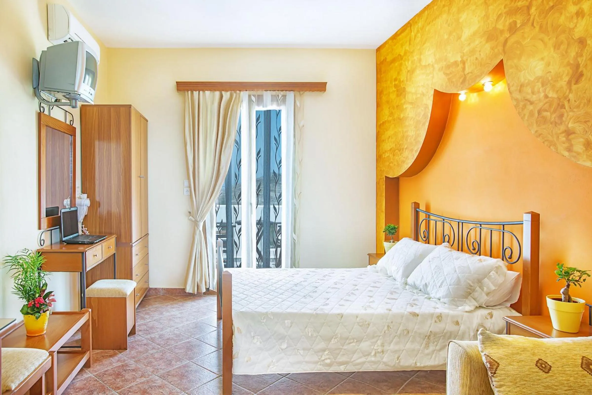 Photo of the whole room, Bed in Golden Sun Hotel