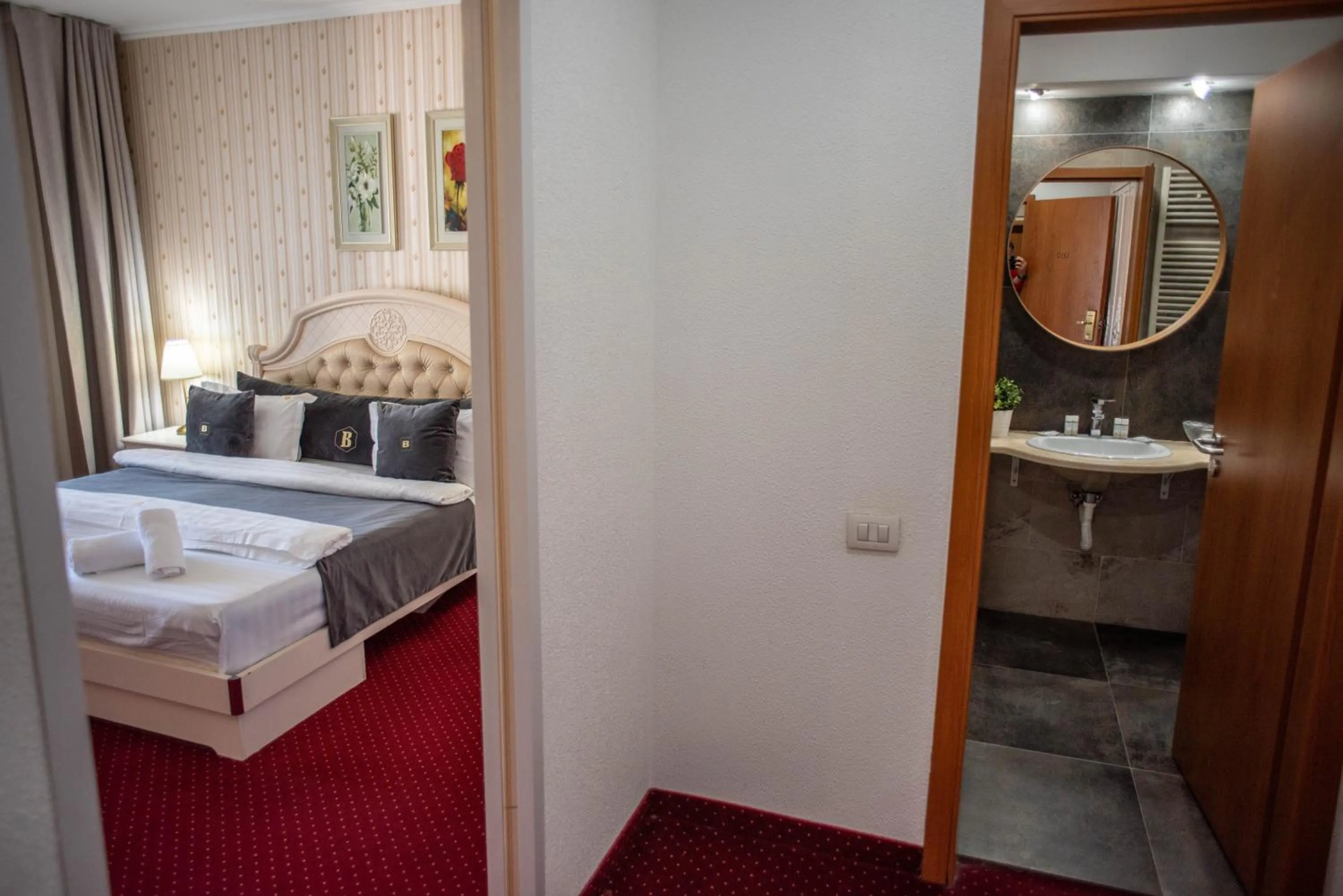 Bathroom, Bed in Hotel Carpathia