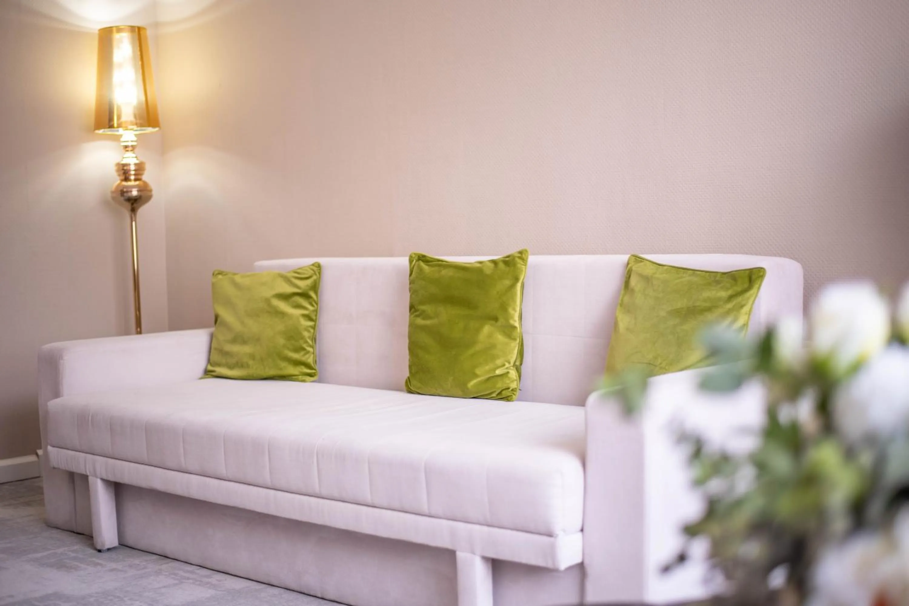 Living room, Bed in Hotel Carpathia