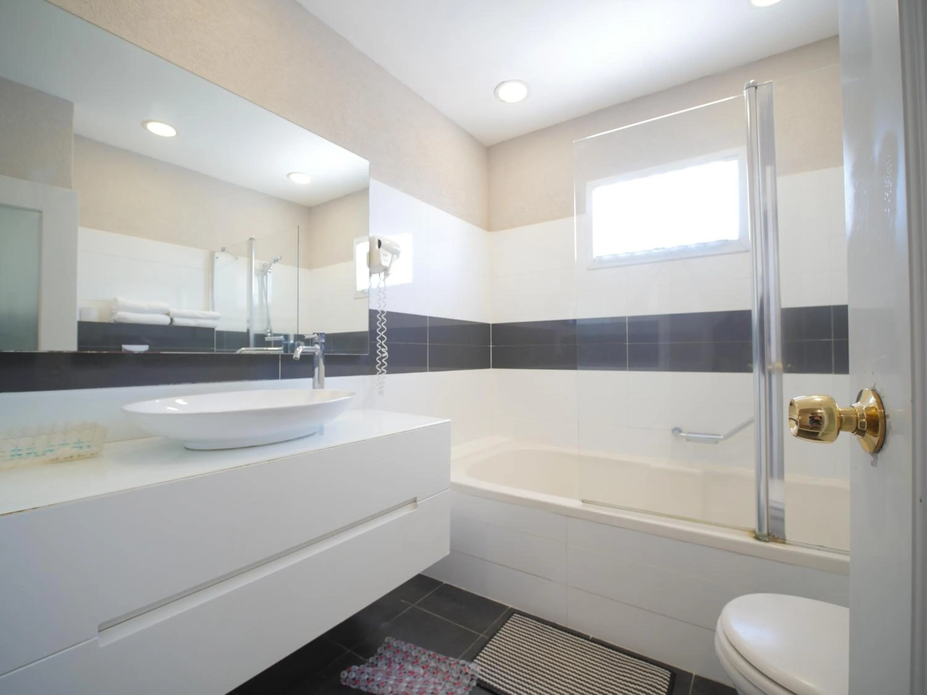 Shower in Margoa Hotel Netanya