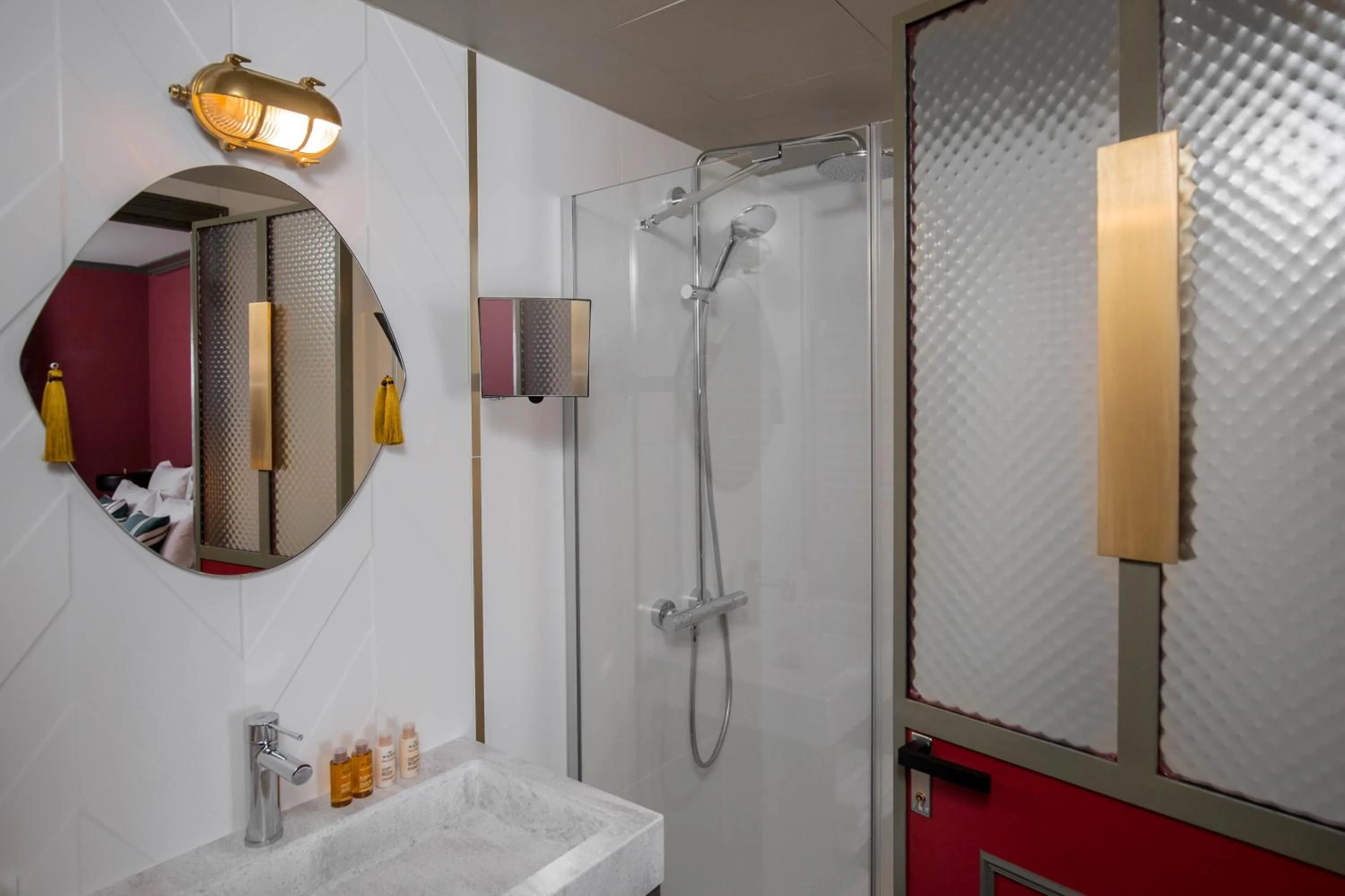 Bathroom in Hôtel Louvre Piemont