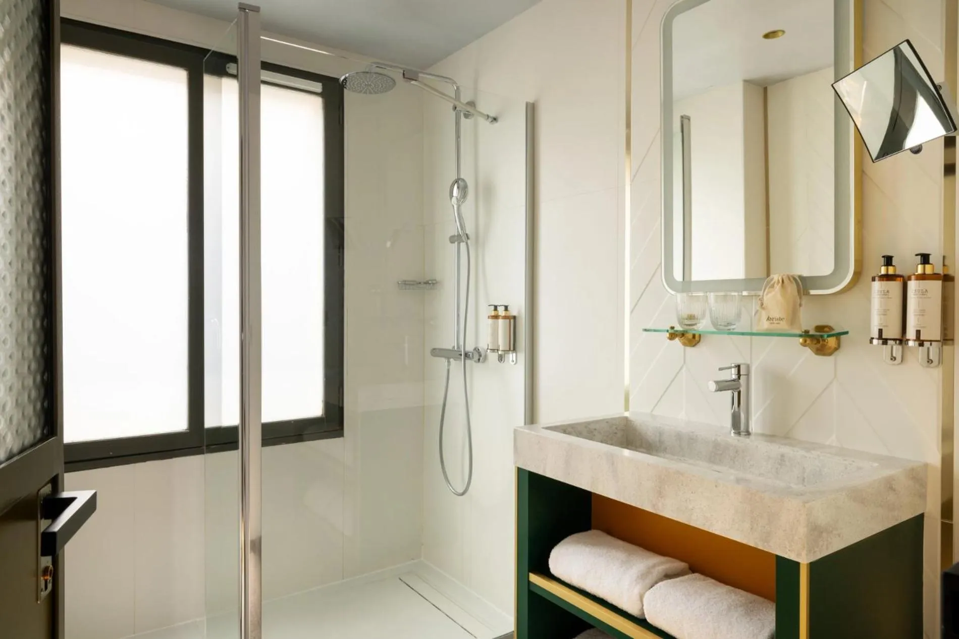 Bathroom in Hôtel Aoriste & Spa