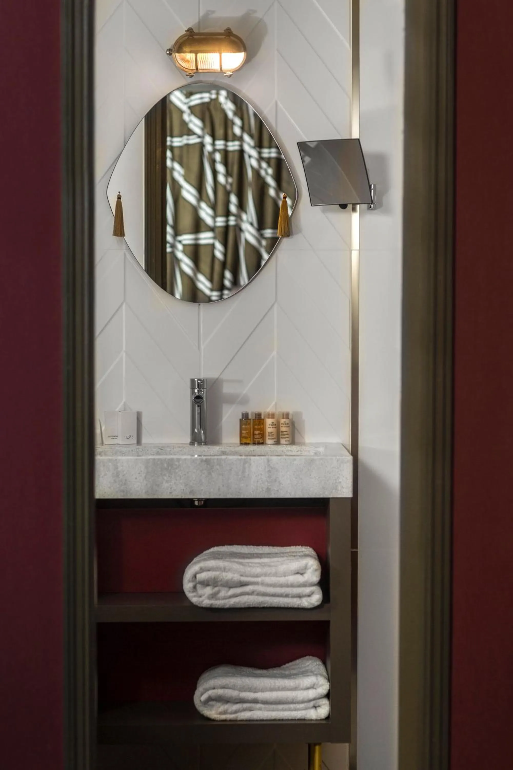 Bathroom in Hôtel Louvre Piemont