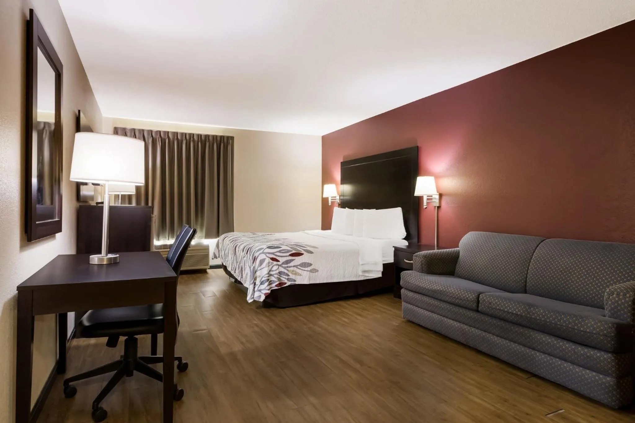 Photo of the whole room, Bed in Red Roof Inn South Bend - Mishawaka