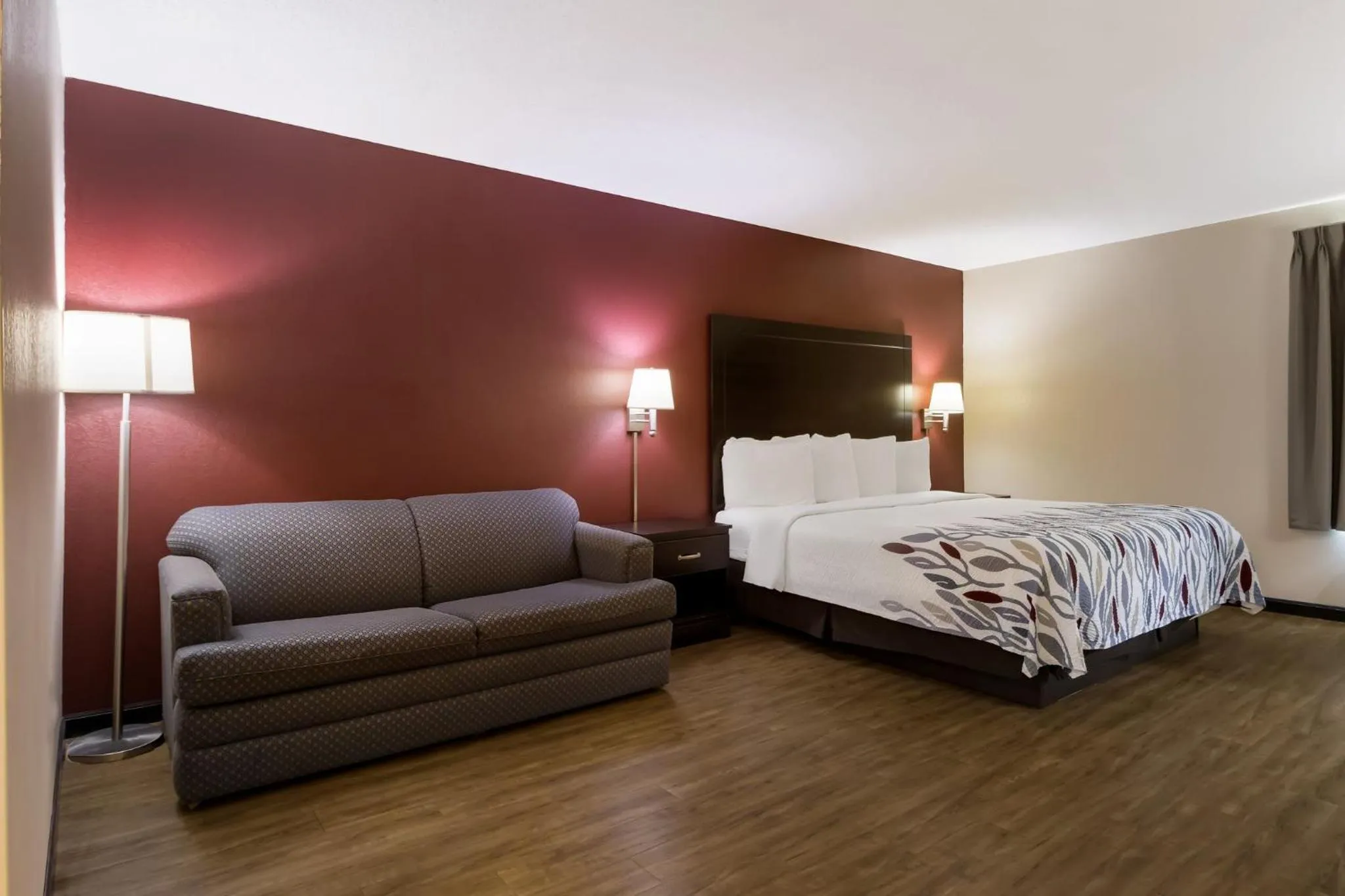 Photo of the whole room, Bed in Red Roof Inn South Bend - Mishawaka