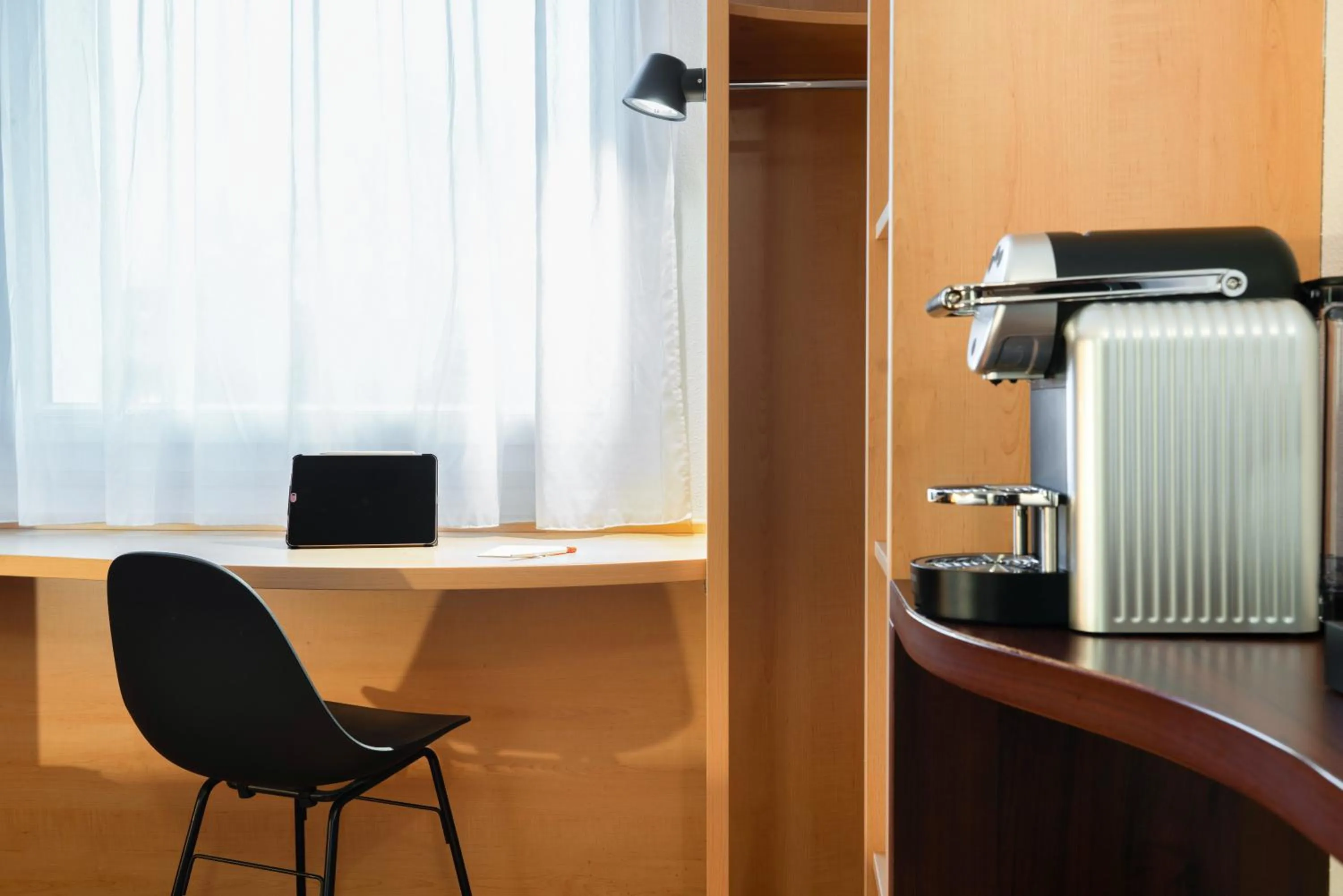 Photo of the whole room in ibis Genève Petit Lancy