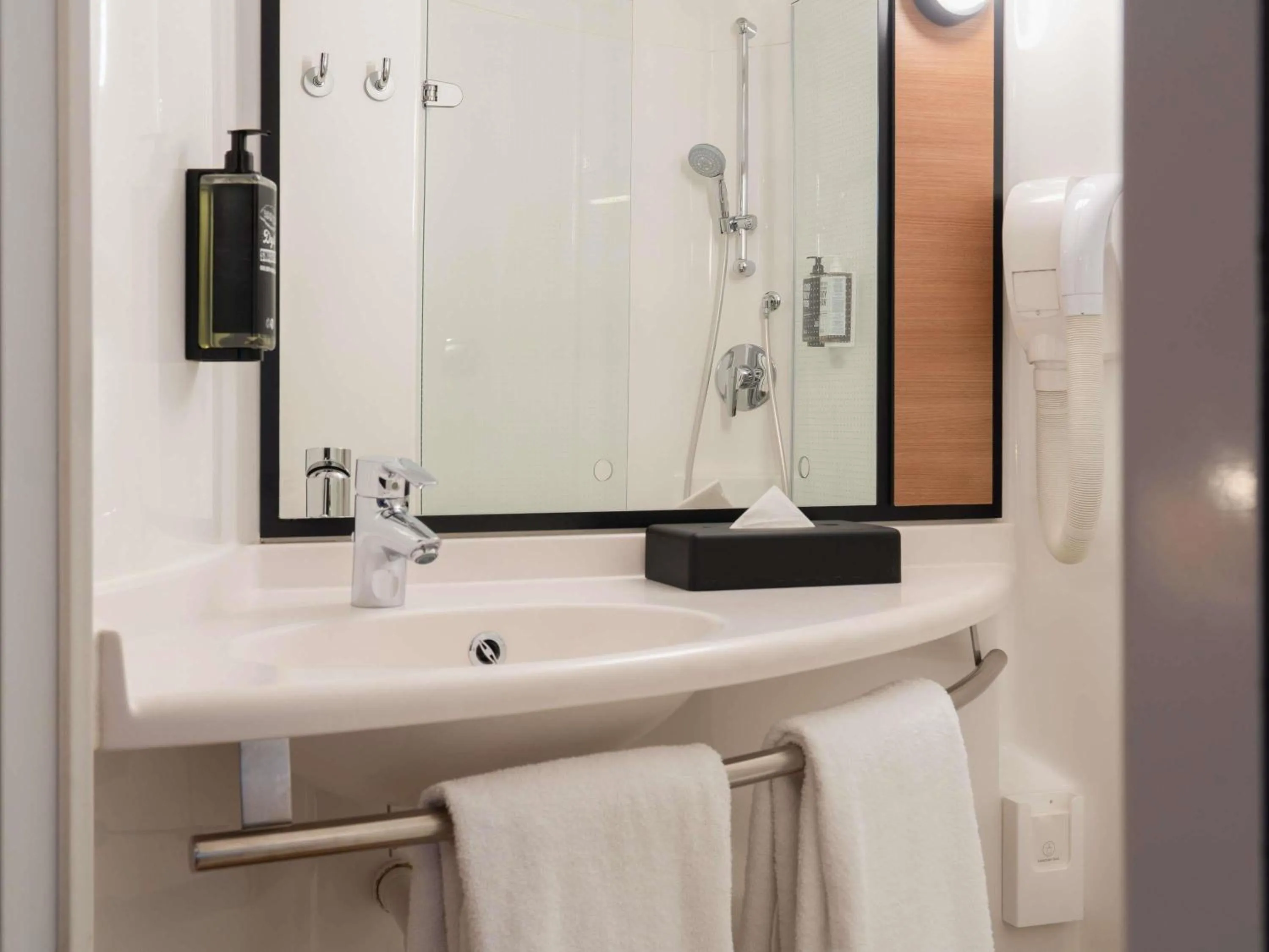 Bedroom in ibis Genève Petit Lancy