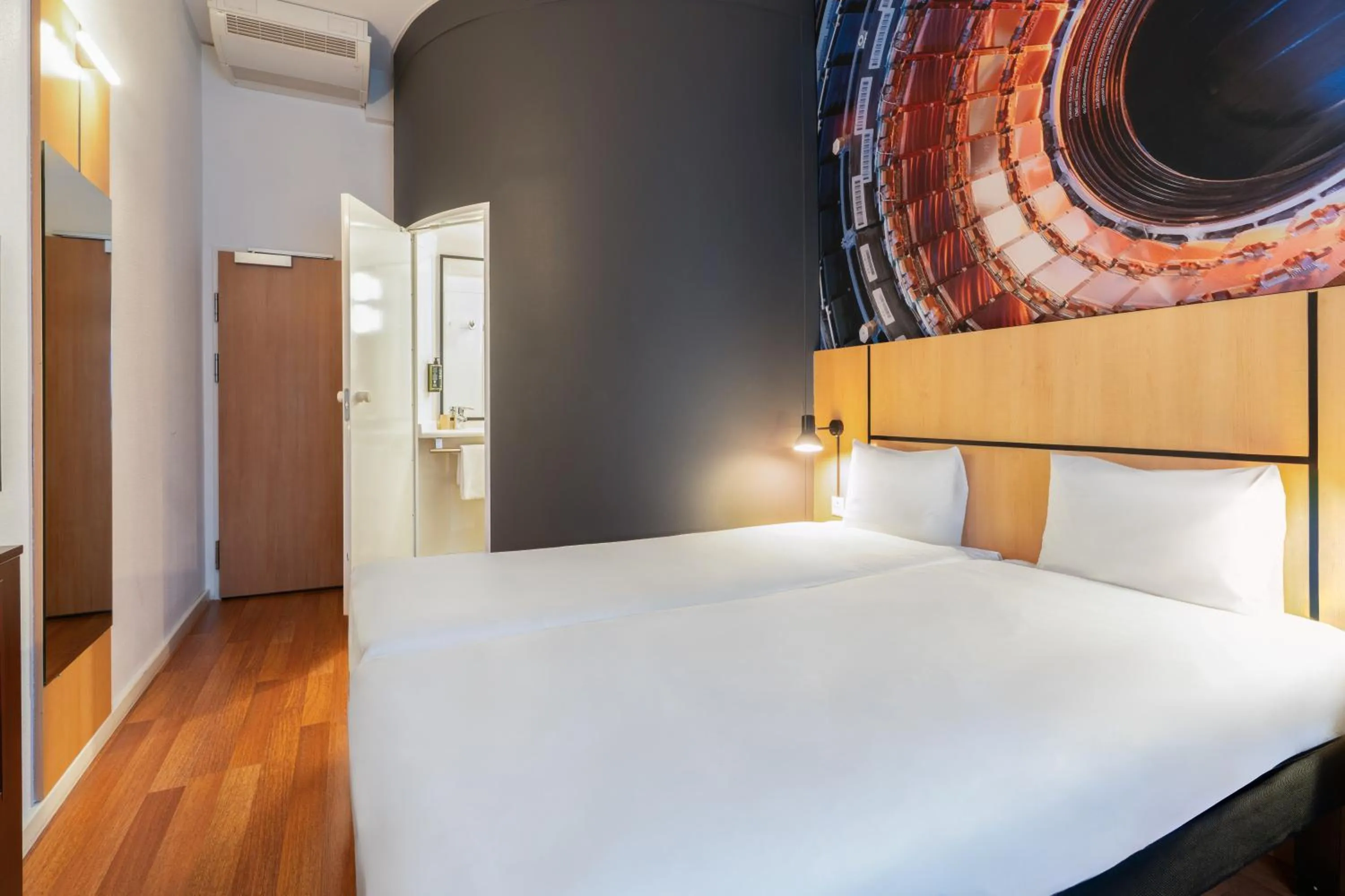 Photo of the whole room, Bed in ibis Genève Petit Lancy