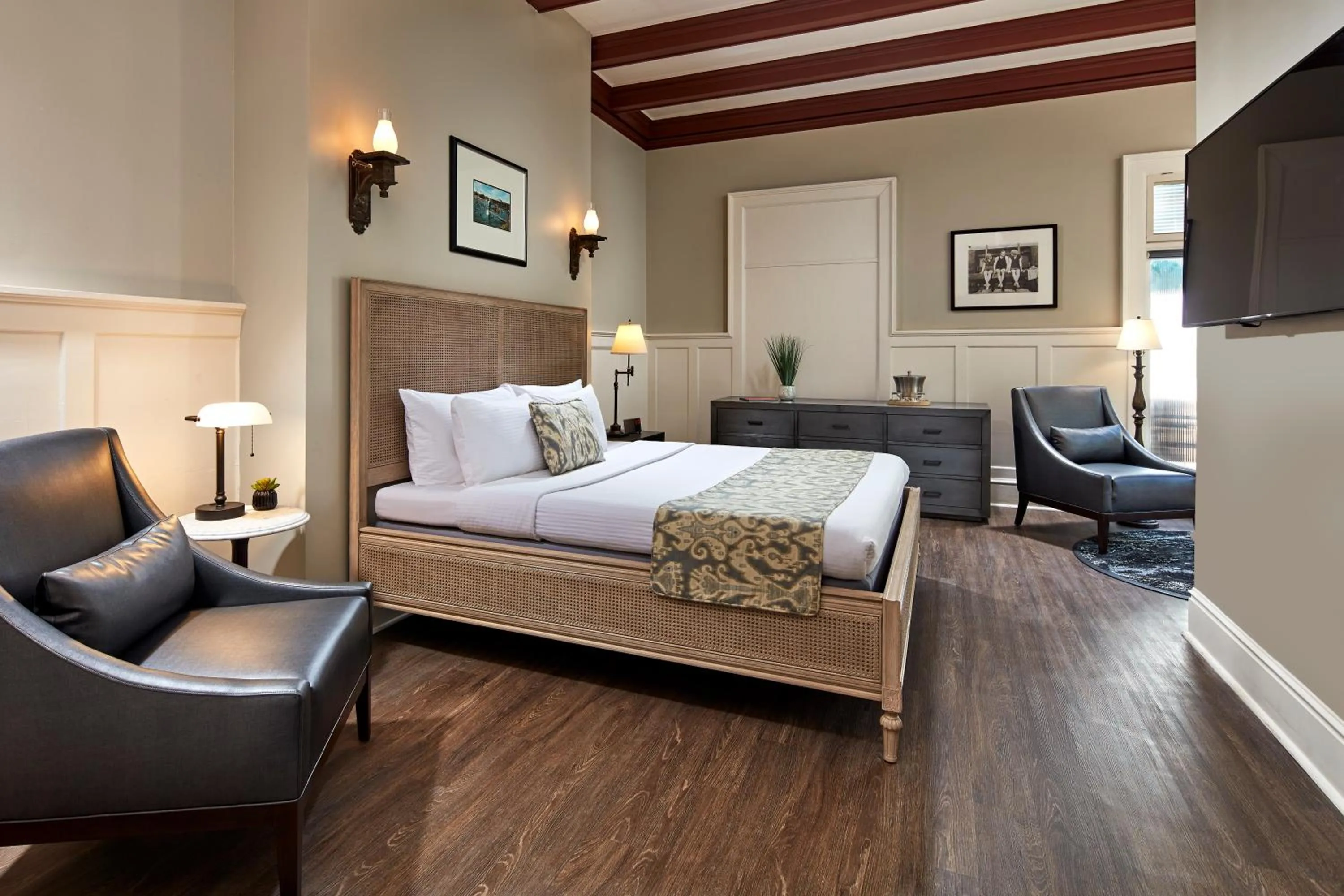 Bed in Glorietta Bay Inn