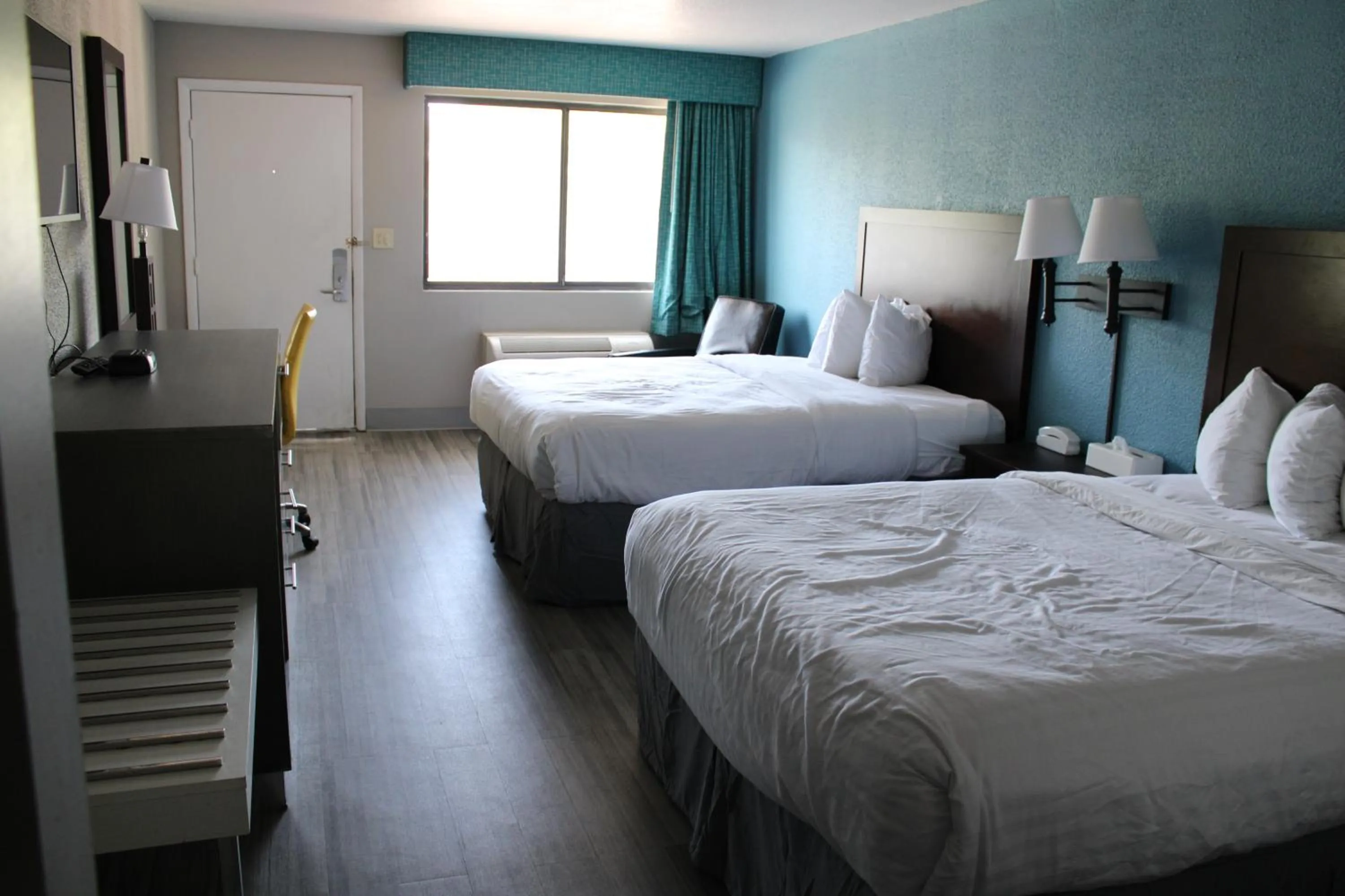 Photo of the whole room, Bed in Village Inn Destin