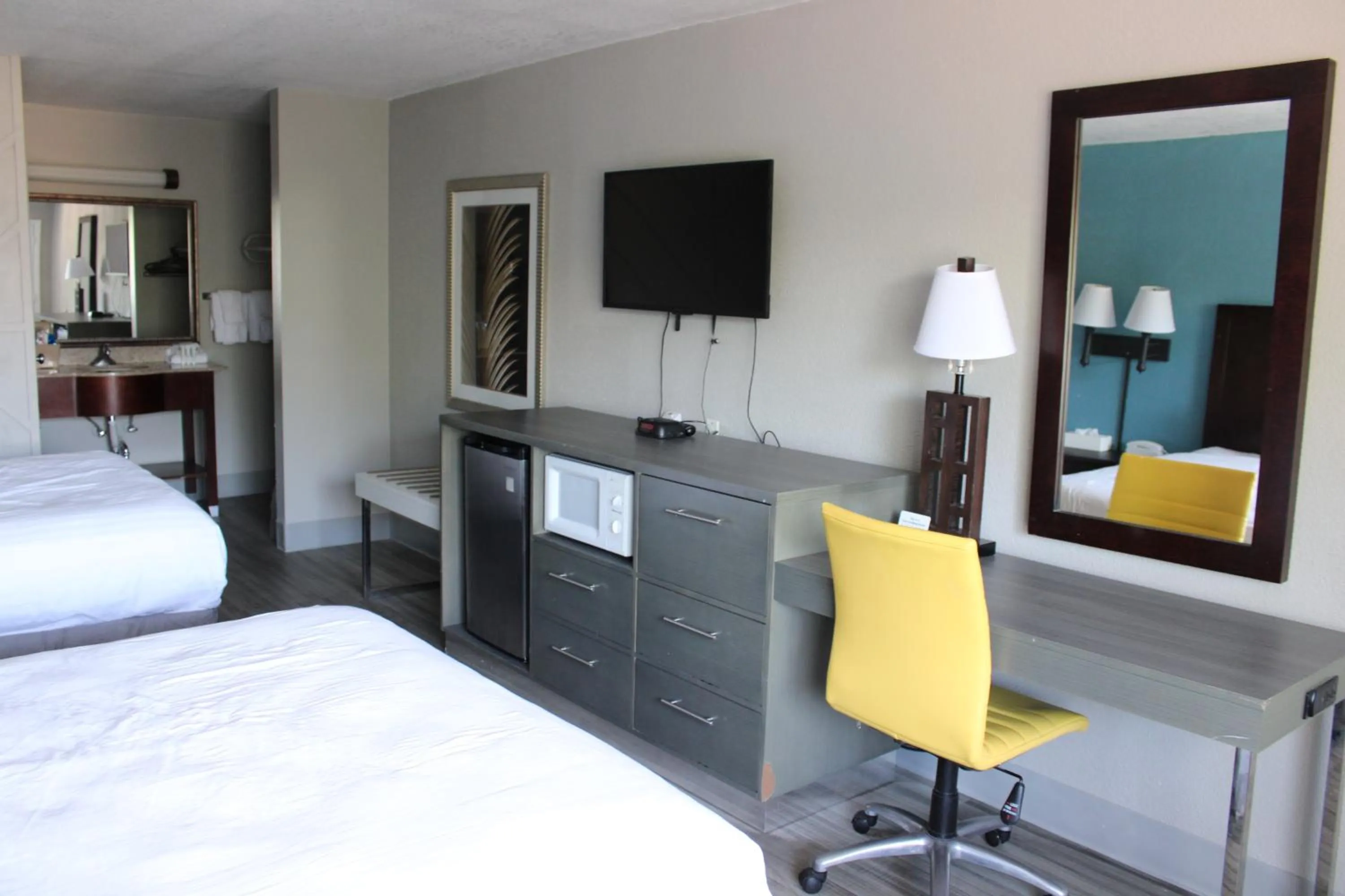 Photo of the whole room, Bed in Village Inn Destin