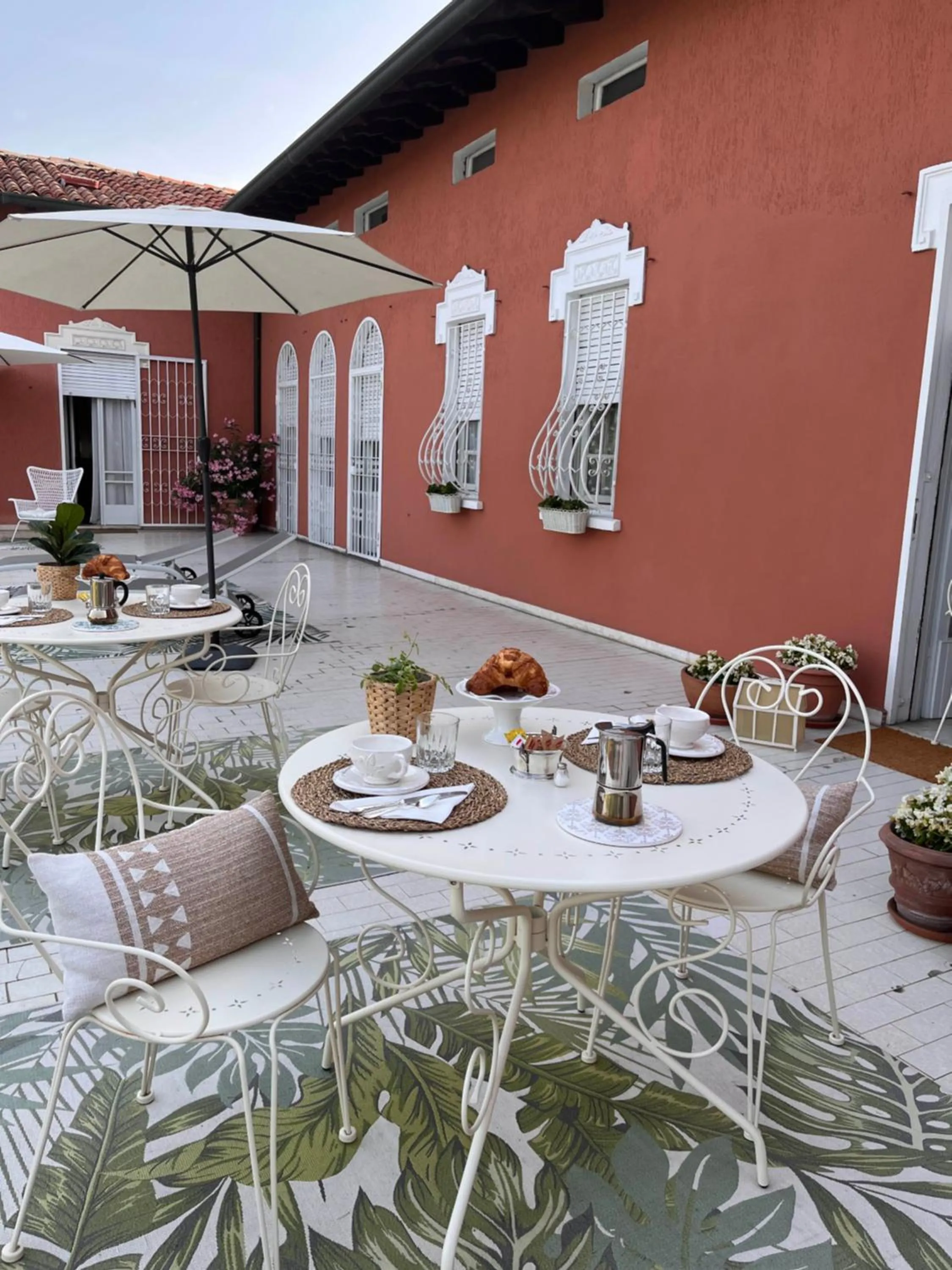 Breakfast in Villa House and Garden B&B