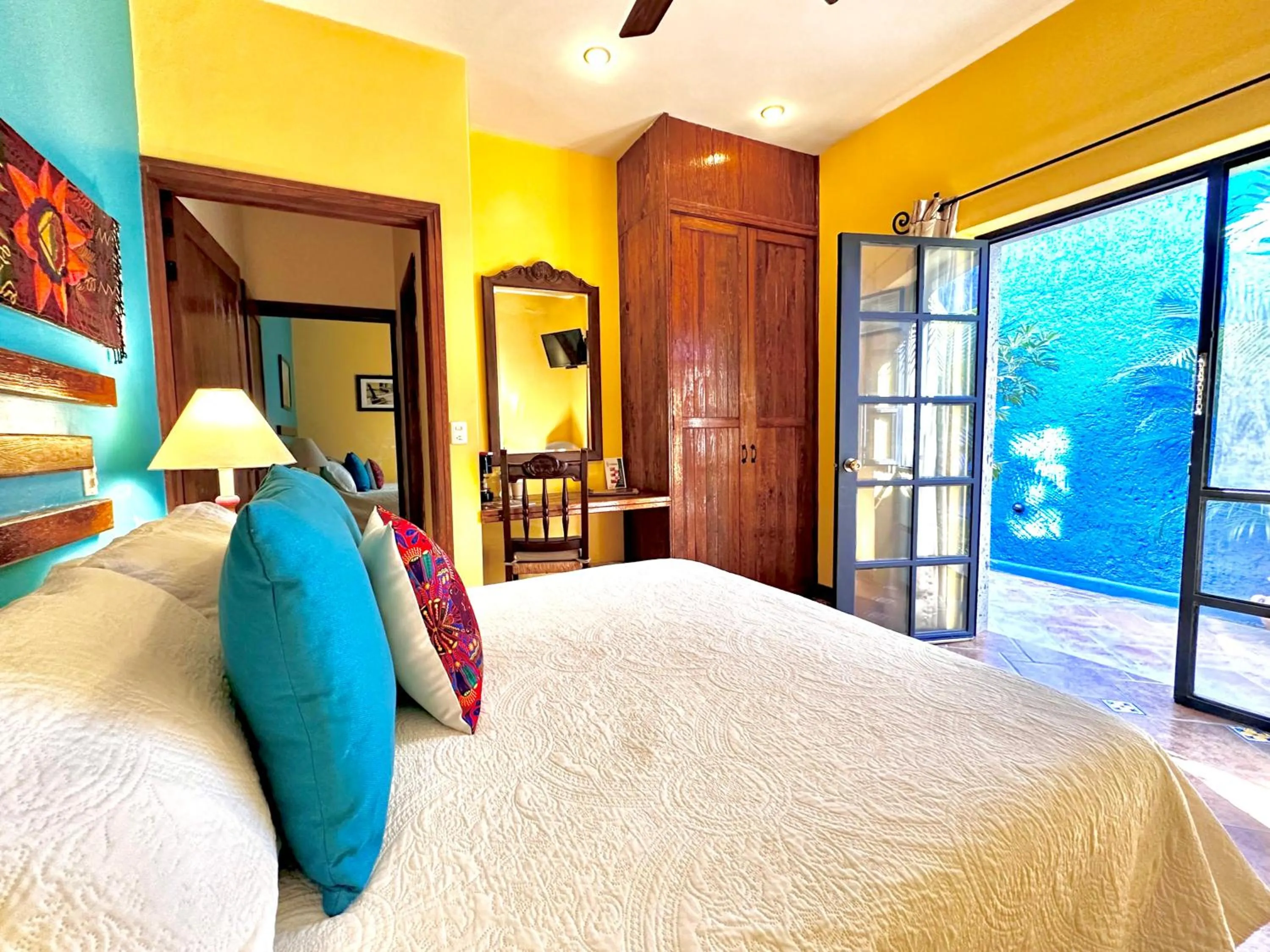 Garden view, Bed in La Villa del Ensueno Boutique Hotel