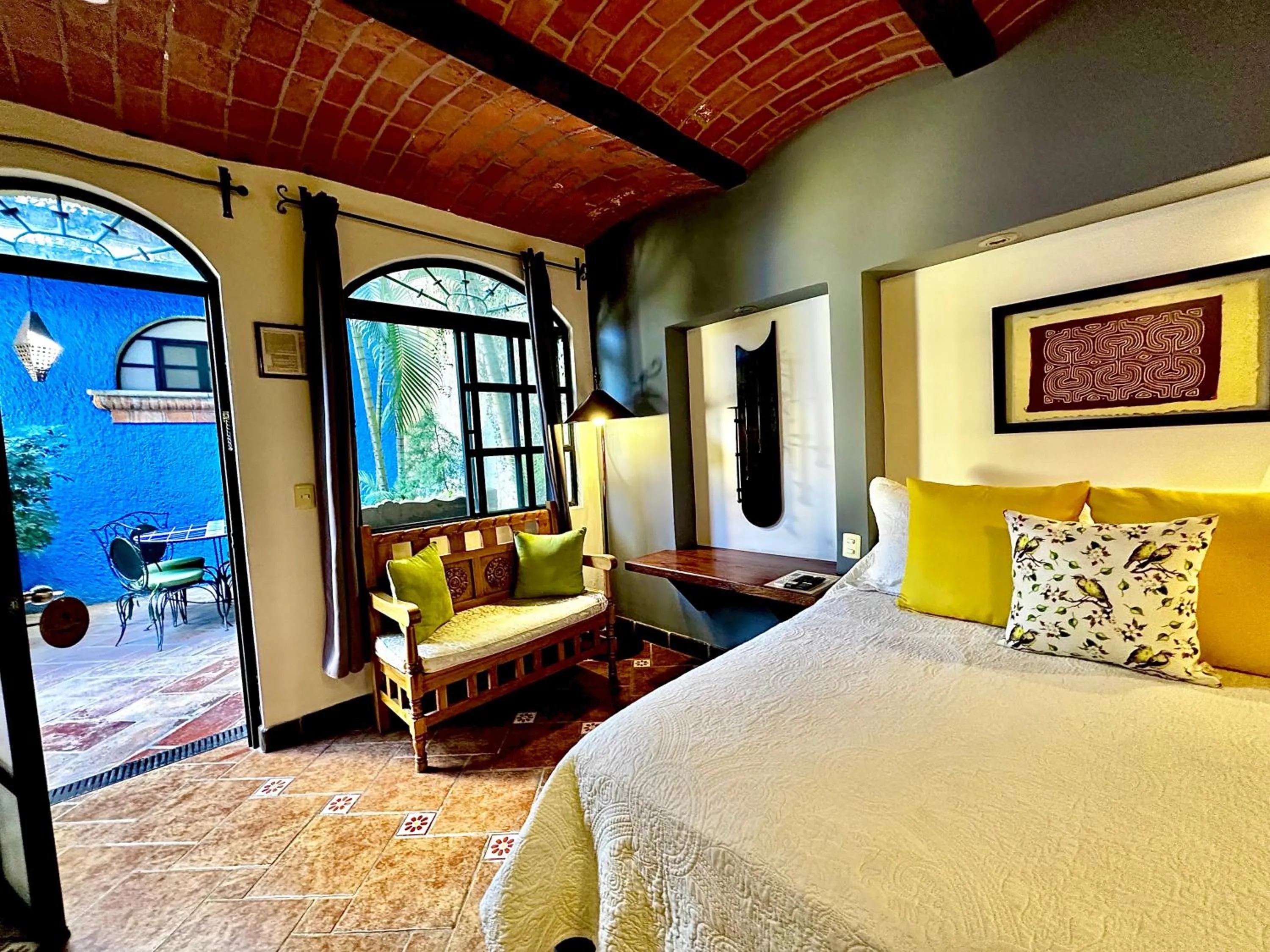 Garden view, Bed in La Villa del Ensueno Boutique Hotel