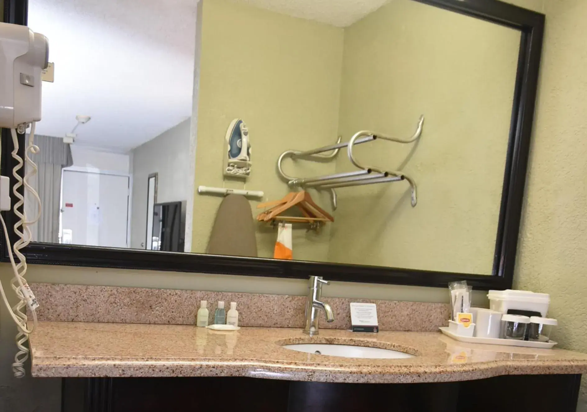 Deluxe King Room with Bath Tub - Mobility/Hearing Accessible - Non-Smoking in Days Inn by Wyndham Stuart Deluxe King Room with Bath Tub - Mobility/Hearing Accessible - Non-Smoking in Days Inn by Wyndham Stuart