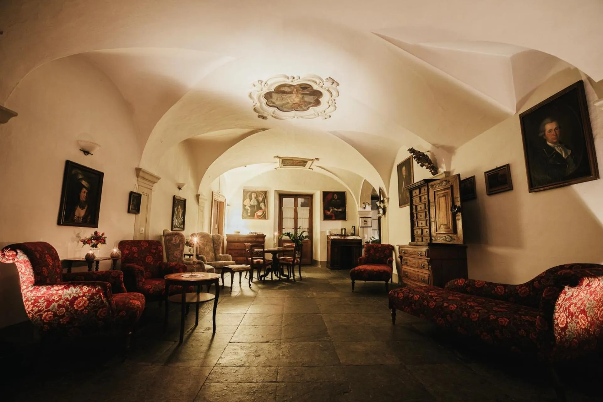 Restaurant/places to eat in Historic Hotel Albrici