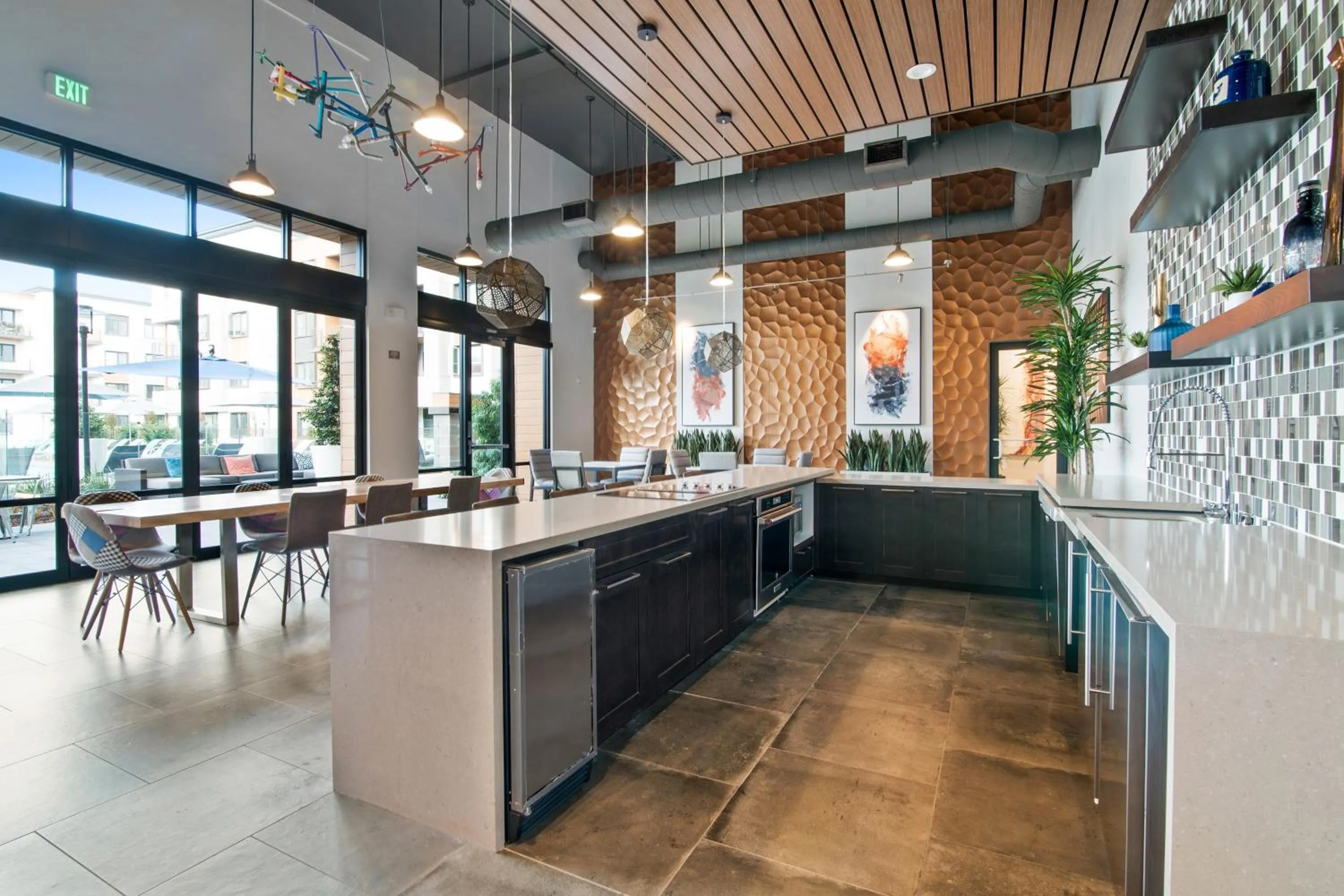 Communal kitchen in Global Luxury Suites in Menlo Park