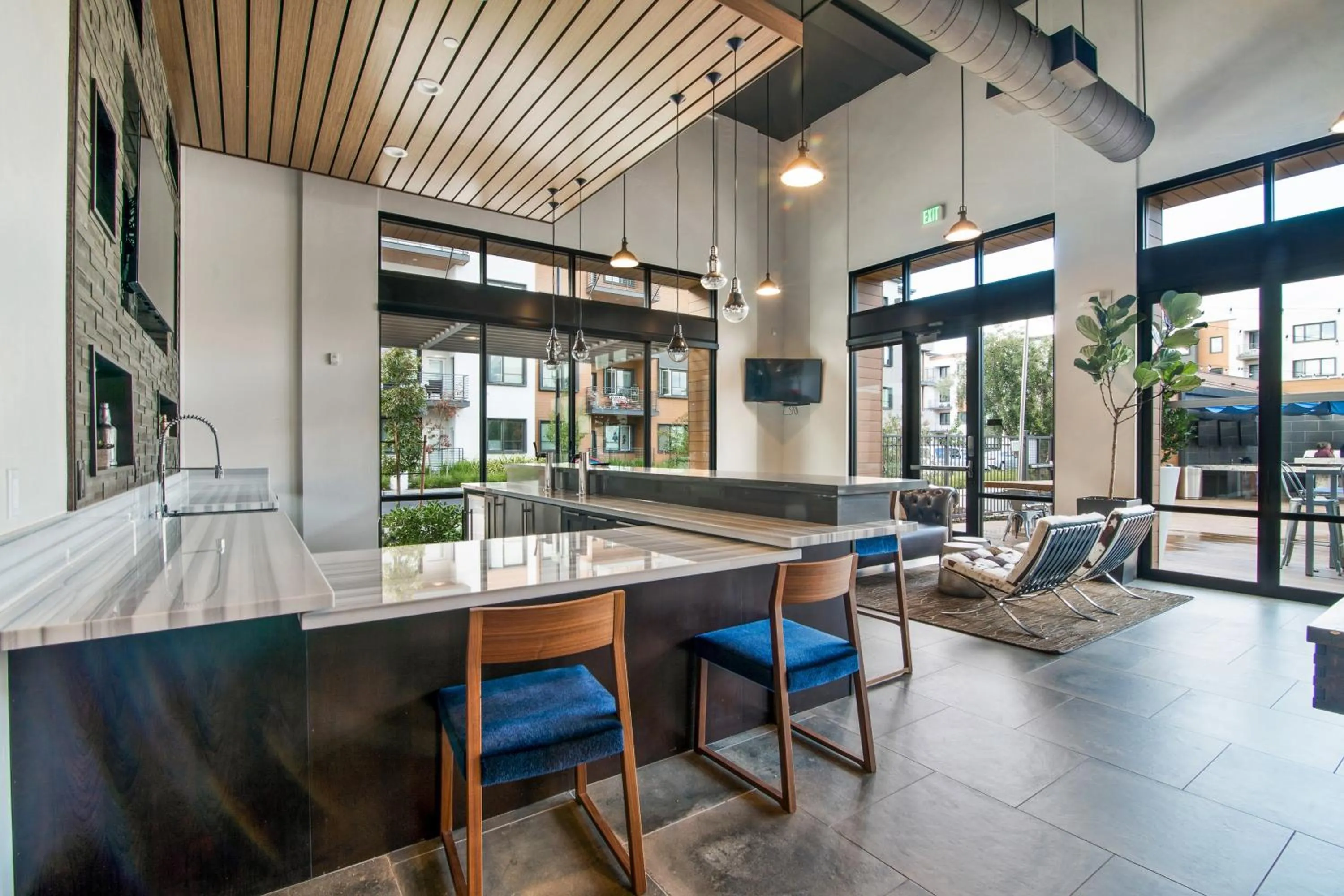 Communal kitchen in Global Luxury Suites in Menlo Park