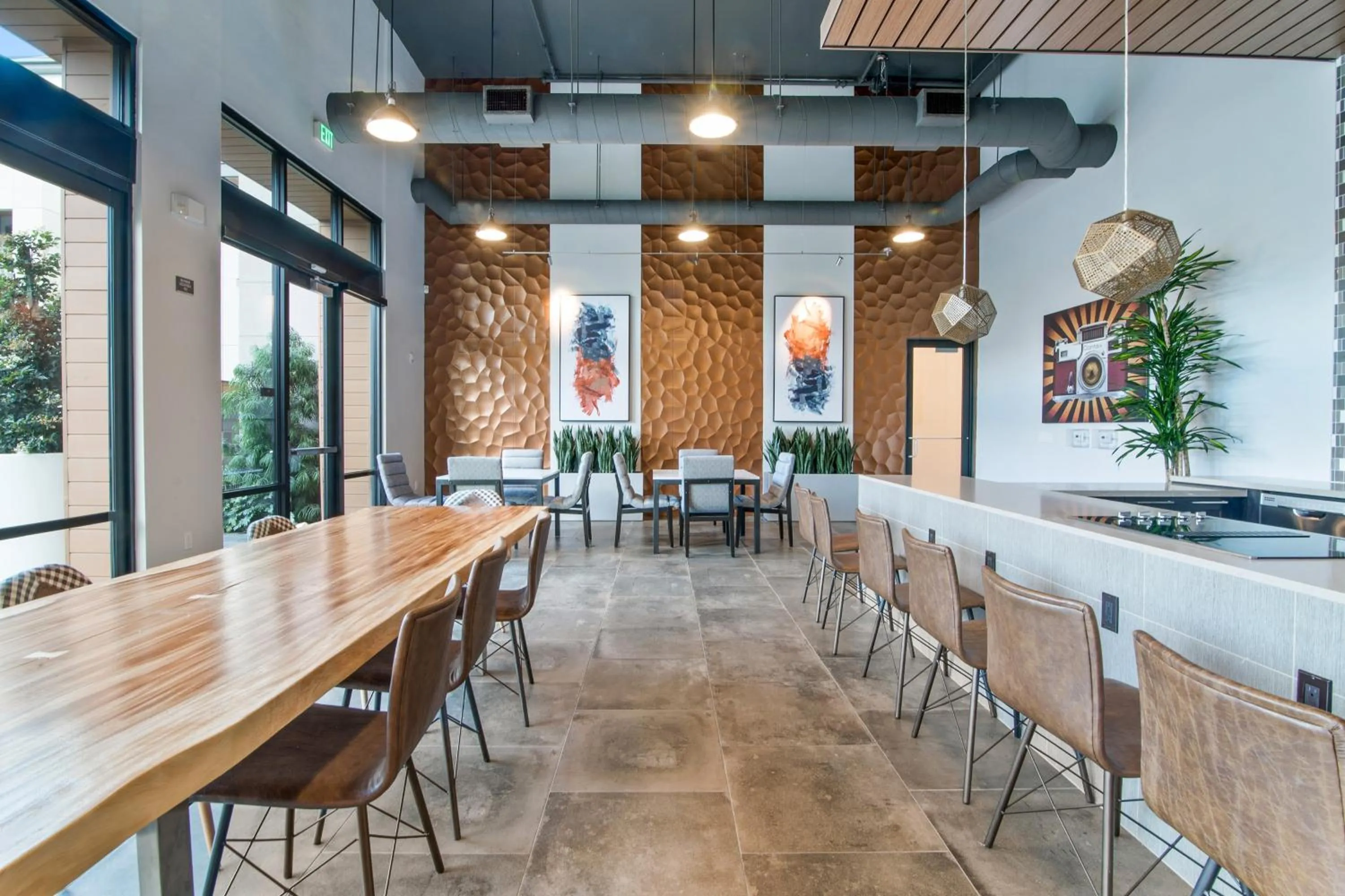 Communal kitchen in Global Luxury Suites in Menlo Park
