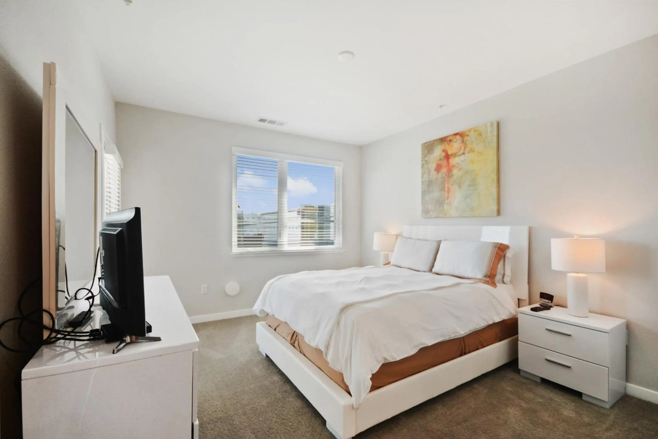 TV and multimedia, Bed in Global Luxury Suites in Menlo Park