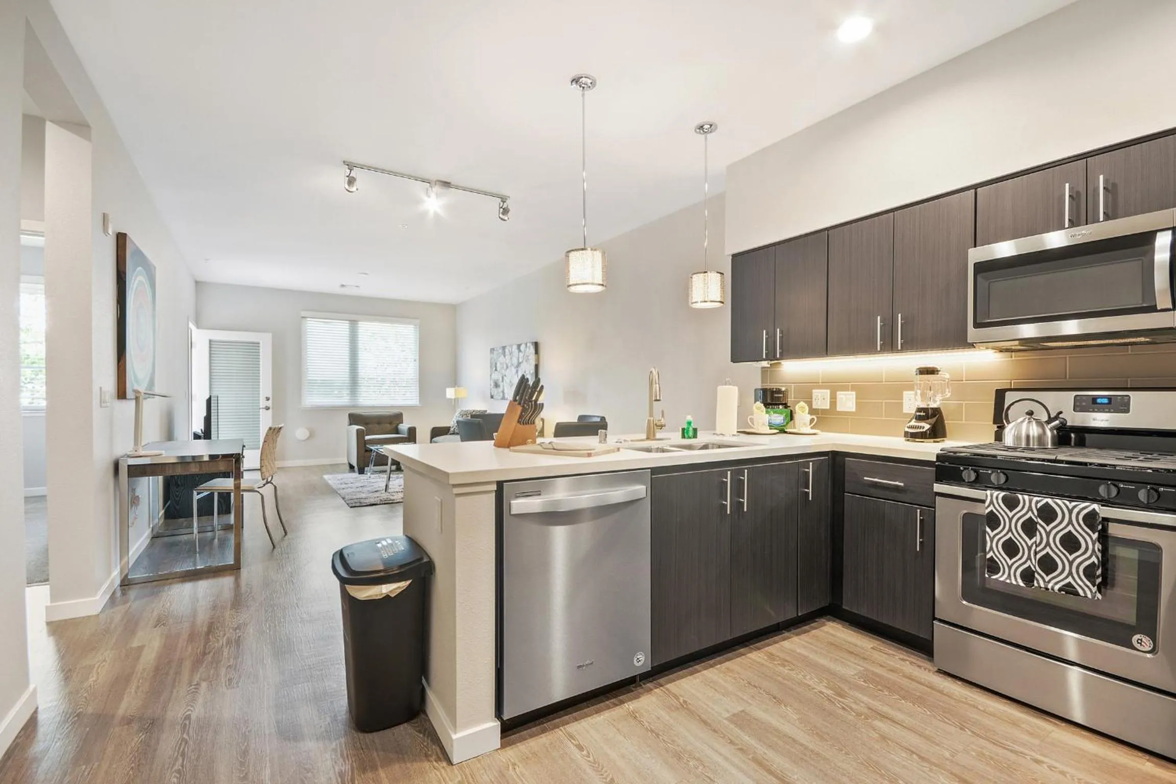 Kitchen or kitchenette in Global Luxury Suites in Menlo Park