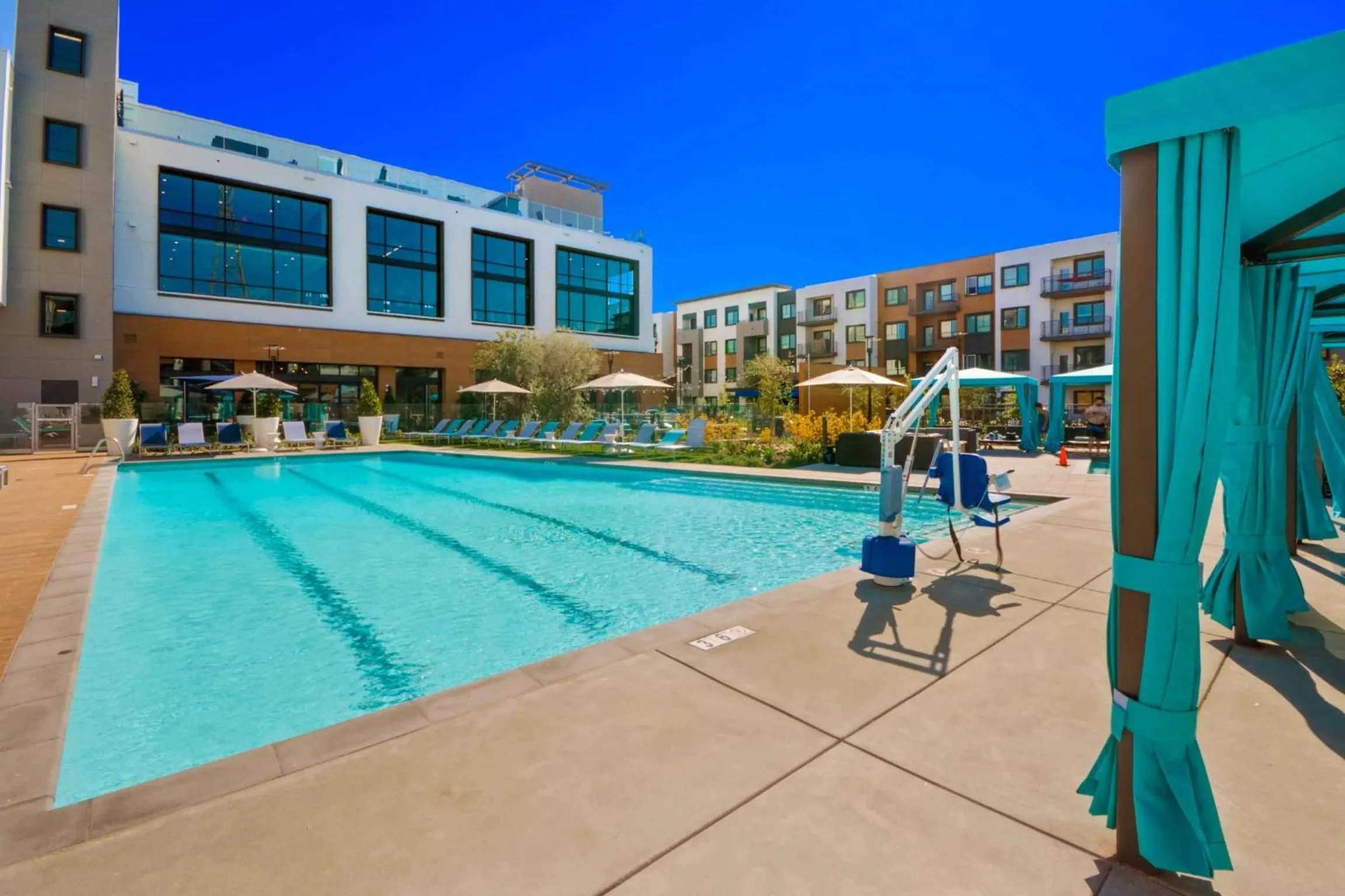 Swimming pool in Global Luxury Suites in Menlo Park