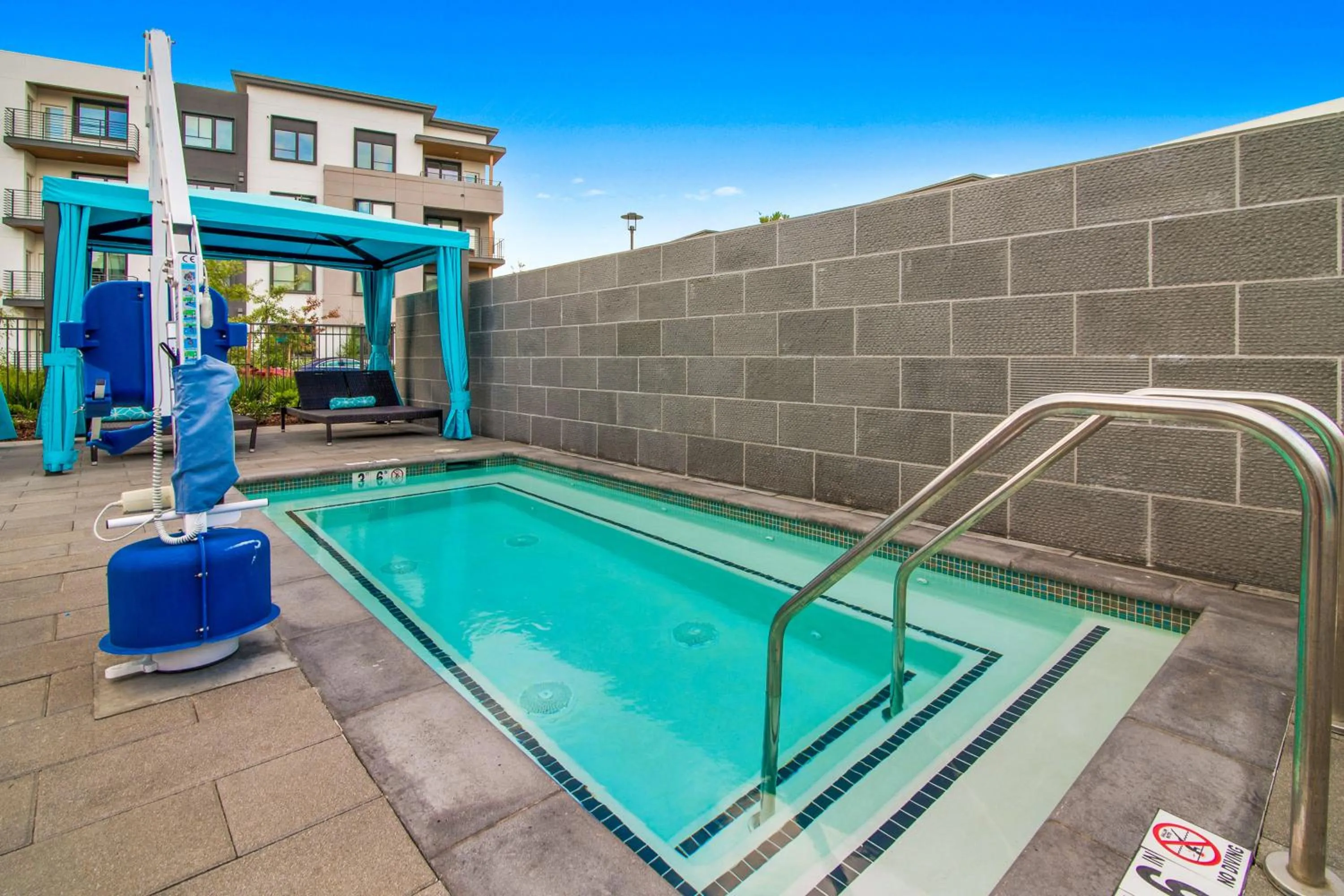 Swimming pool in Global Luxury Suites in Menlo Park
