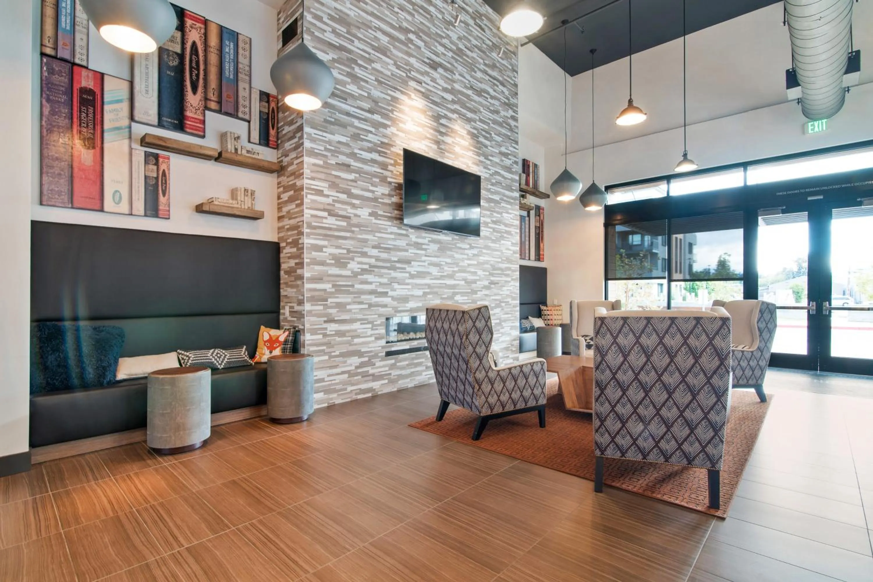 Communal lounge/ TV room in Global Luxury Suites in Menlo Park