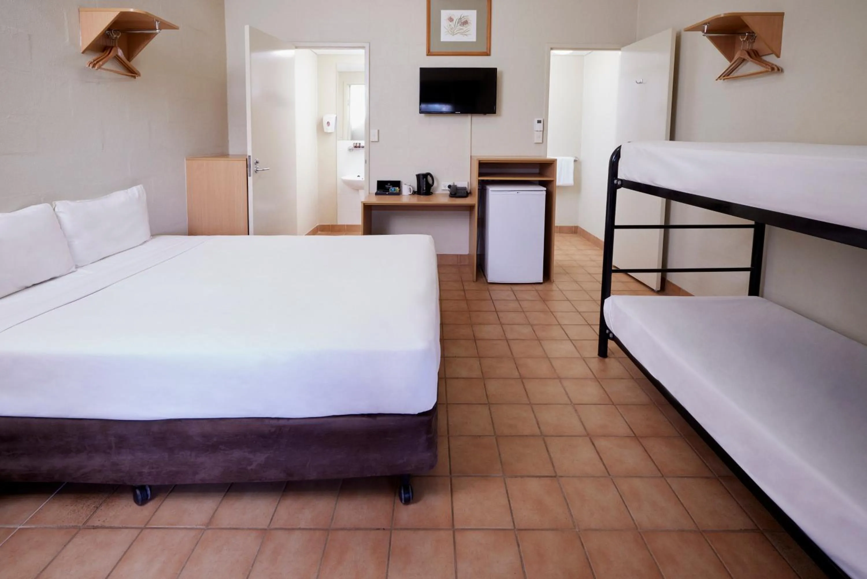 Photo of the whole room, Bed in Outback Pioneer a member of ibis Styles