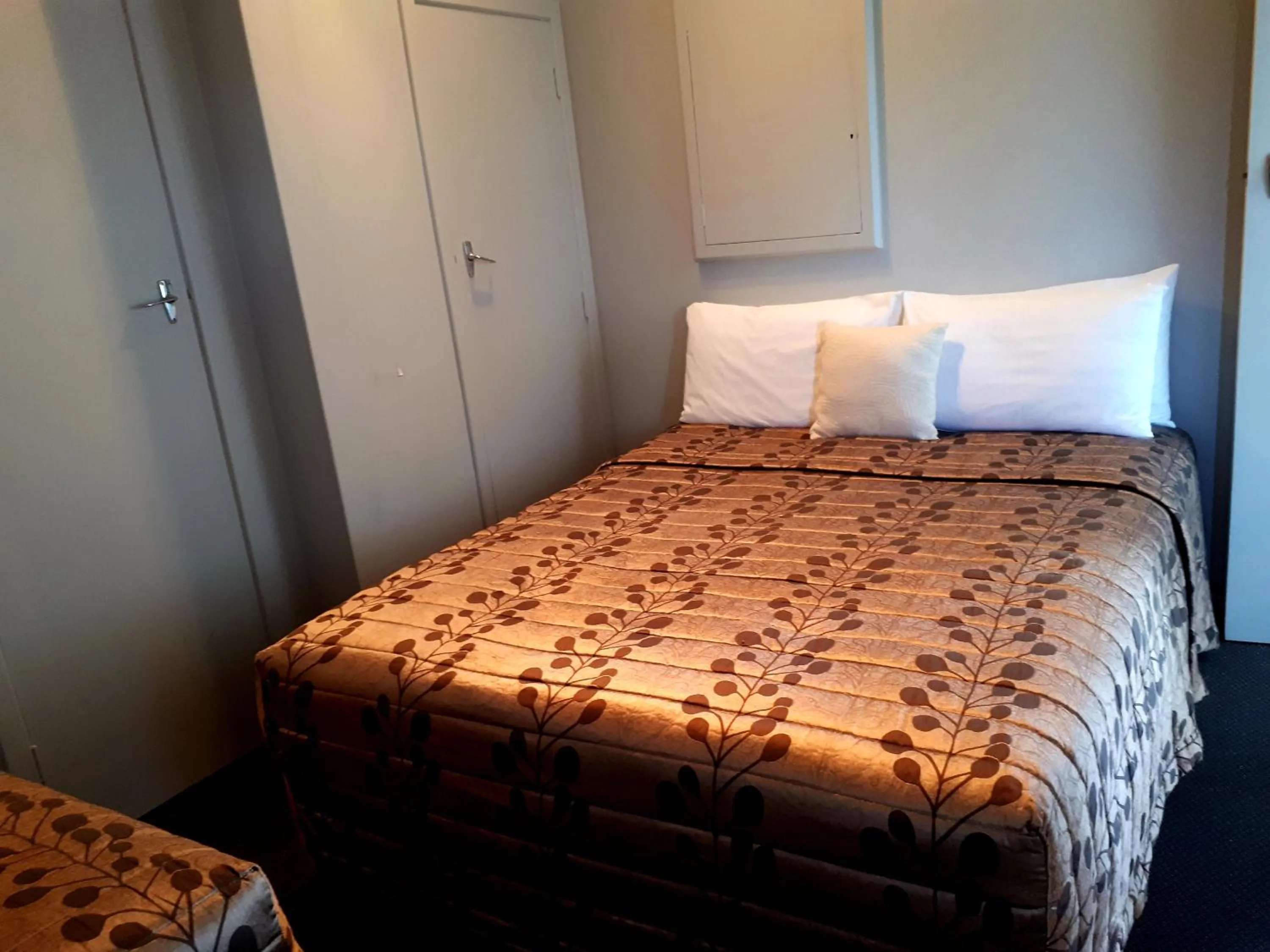 Photo of the whole room, Bed in Edgewater Motel