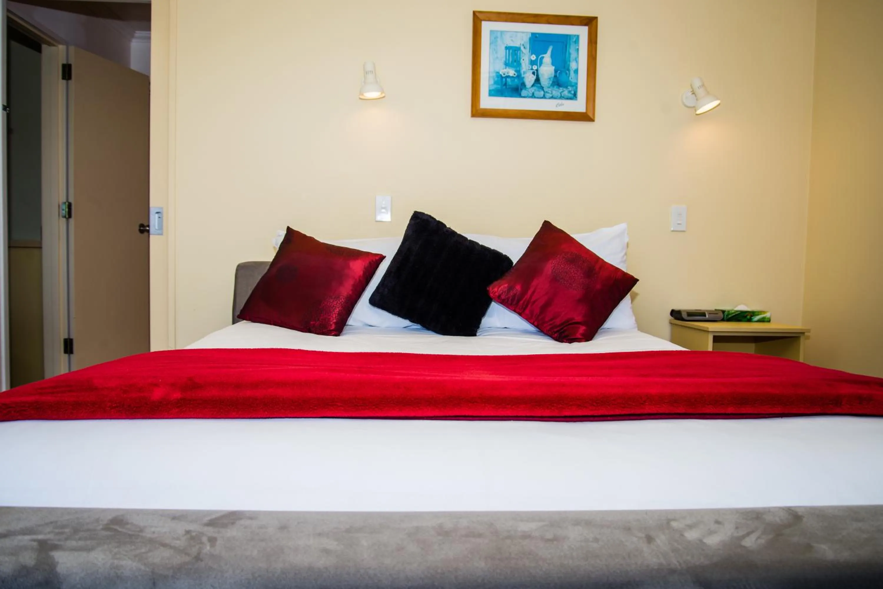 Bedroom, Bed in Edgewater Motel