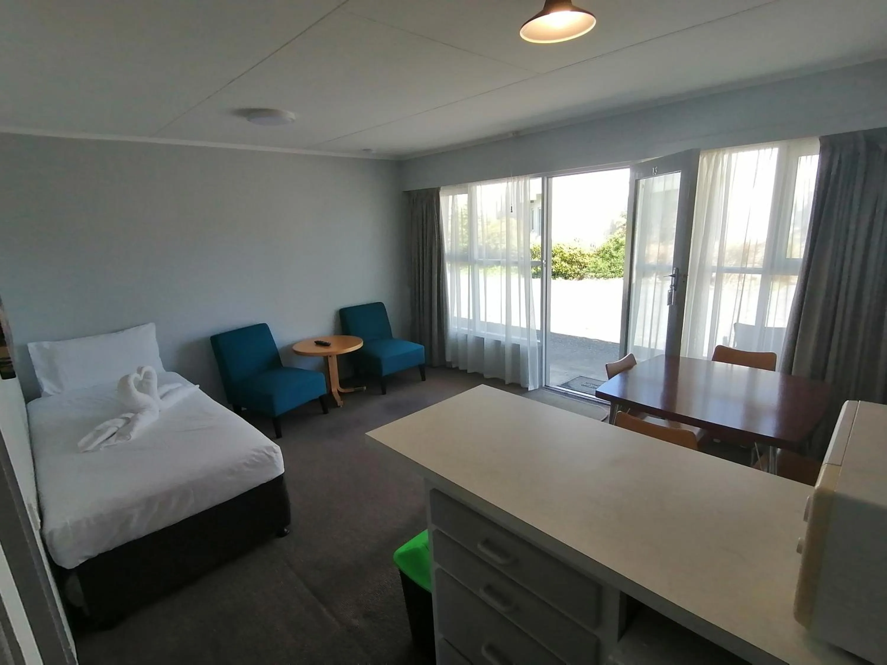 Bed in Edgewater Motel