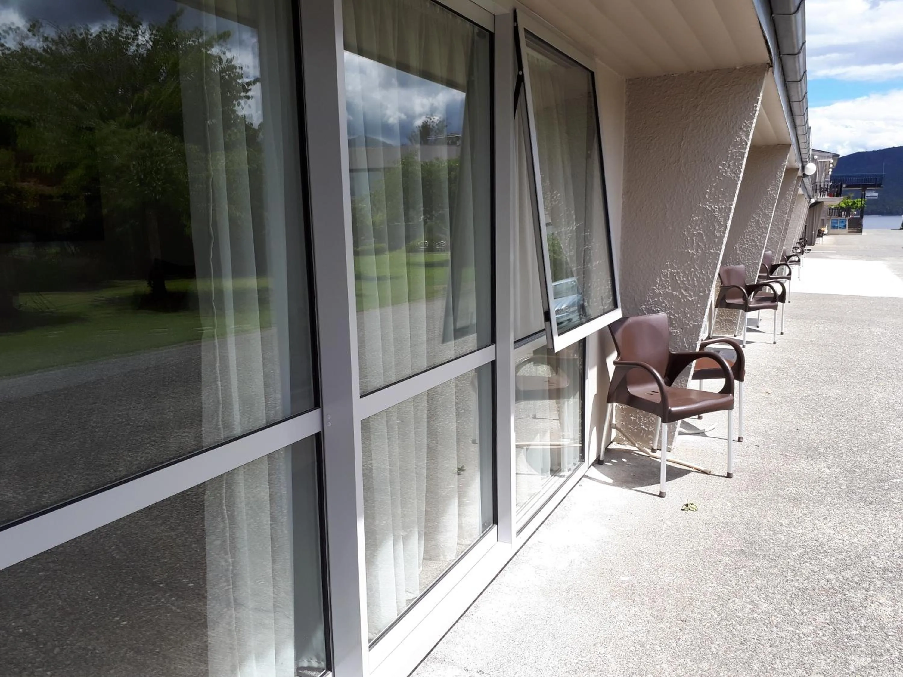 Facade/entrance in Edgewater Motel