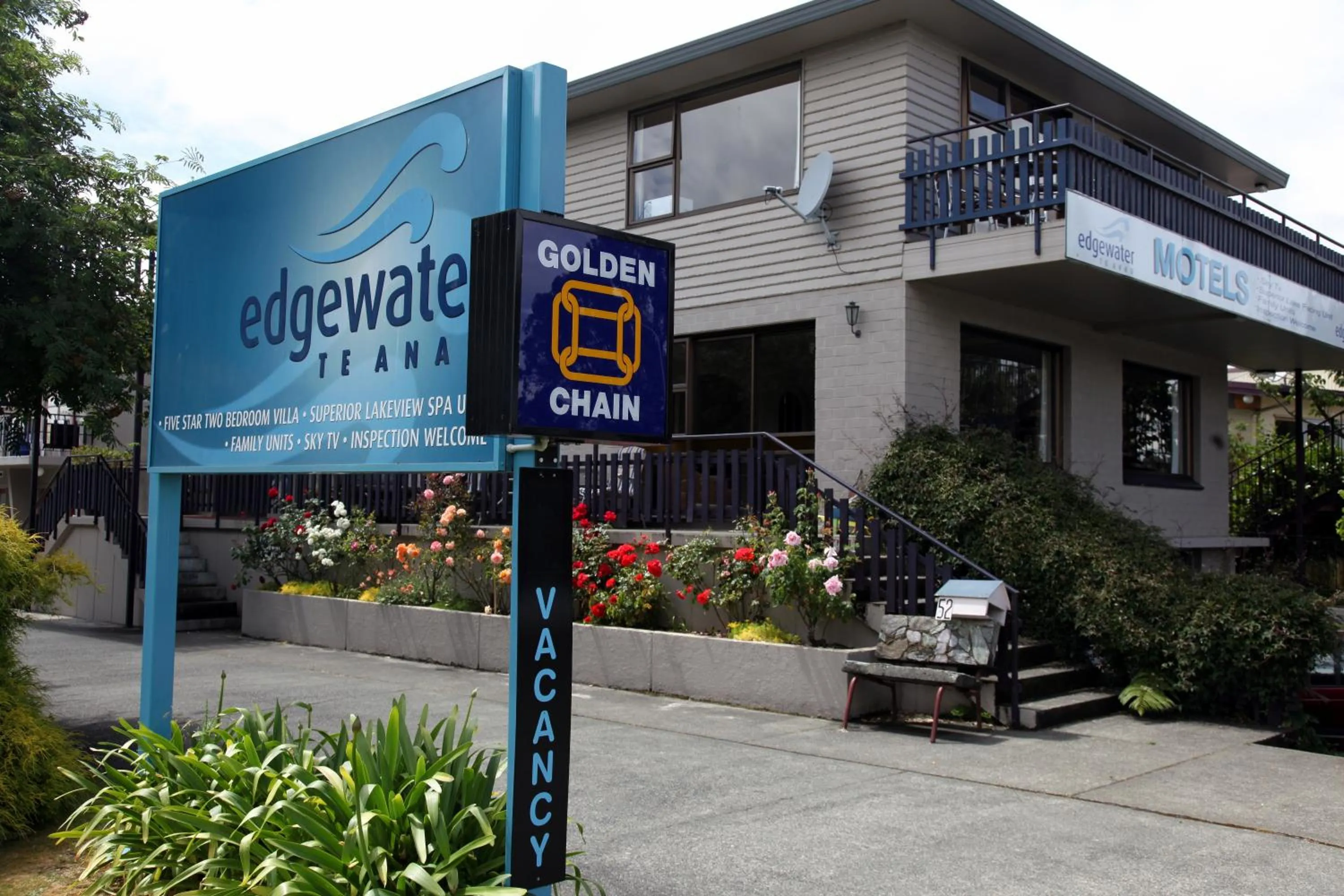 Facade/entrance in Edgewater Motel