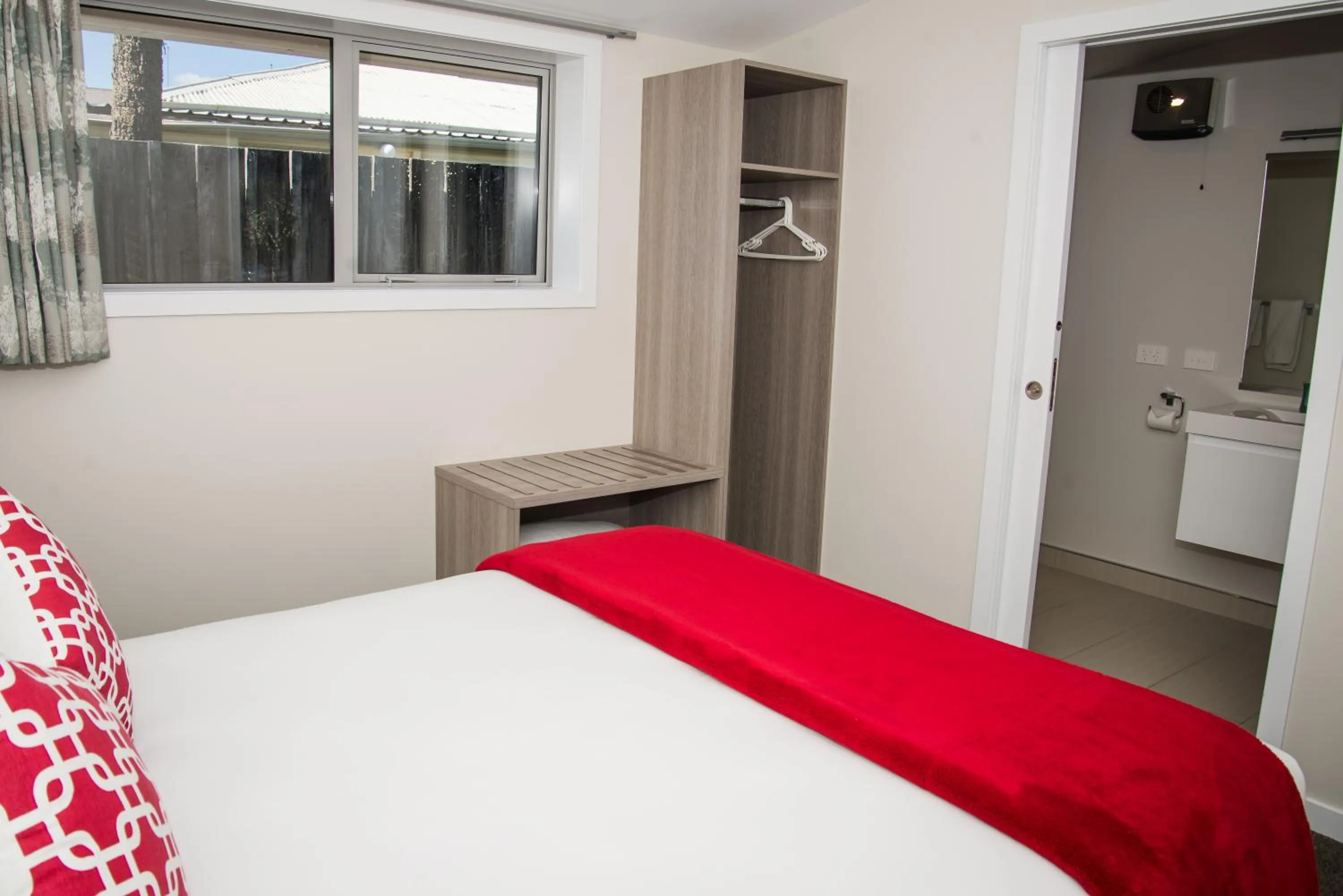 Bedroom, Bed in Edgewater Motel