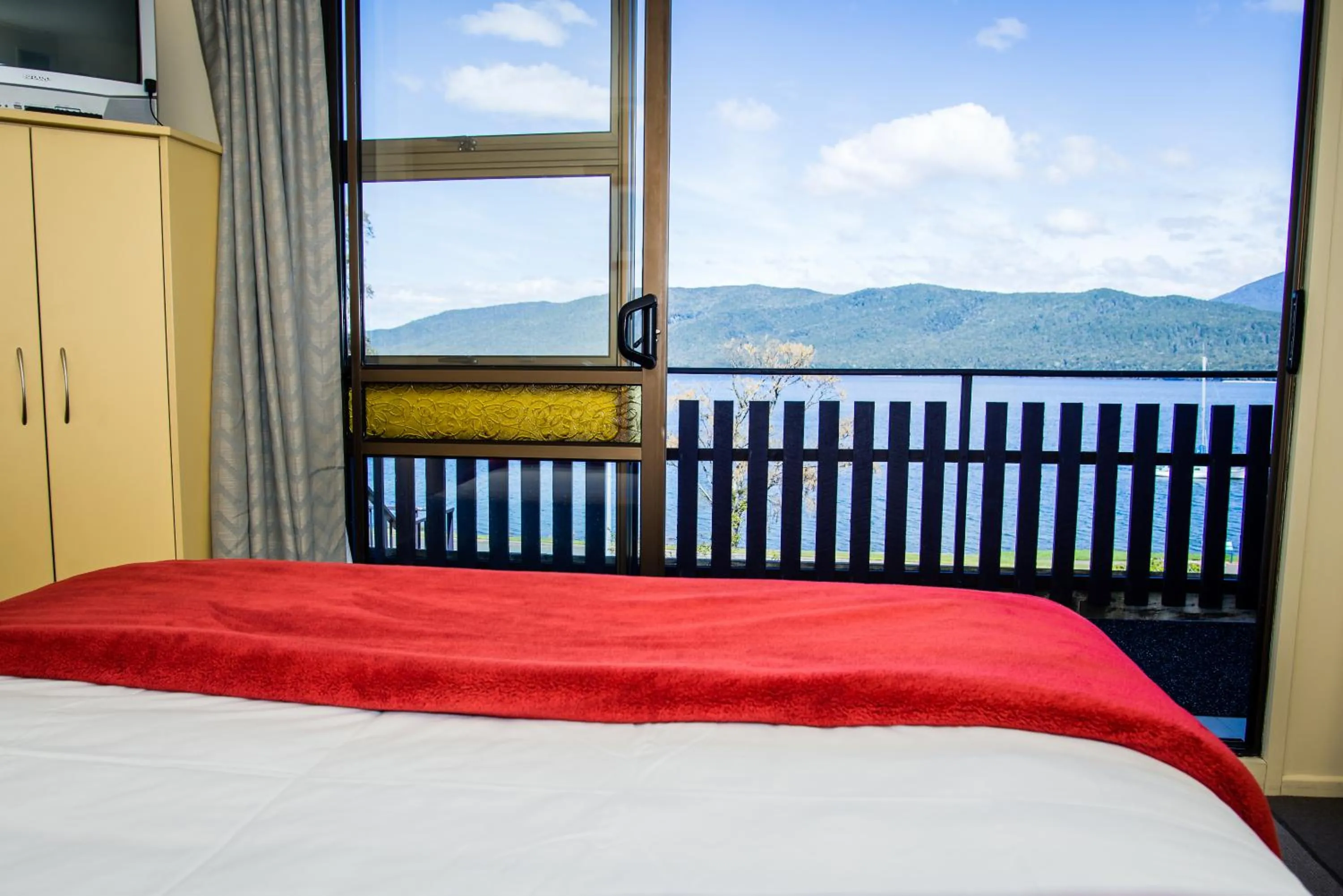 Balcony/Terrace, Bed in Edgewater Motel